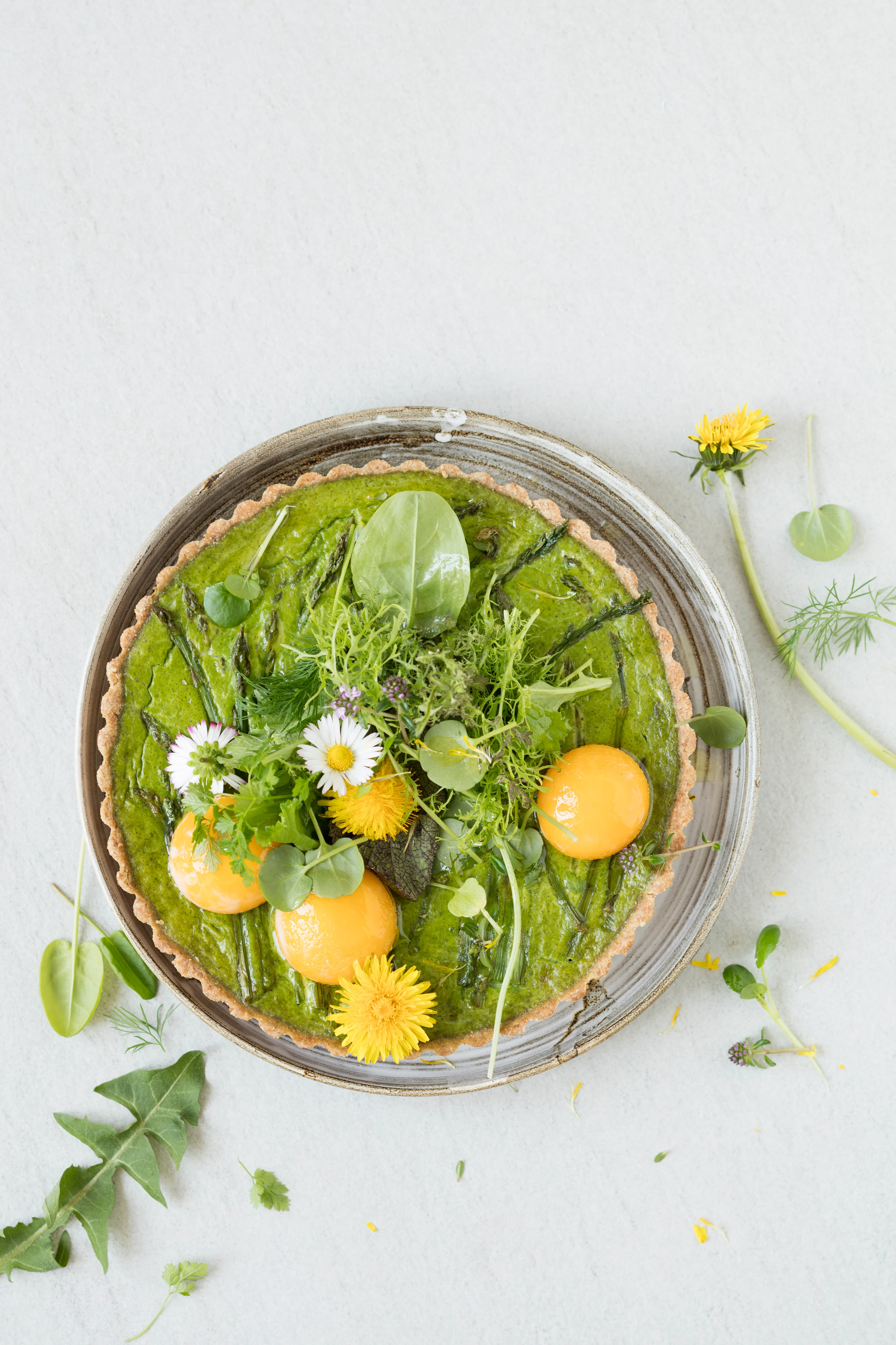Frühlingskräuter-Tarte mit Spargel