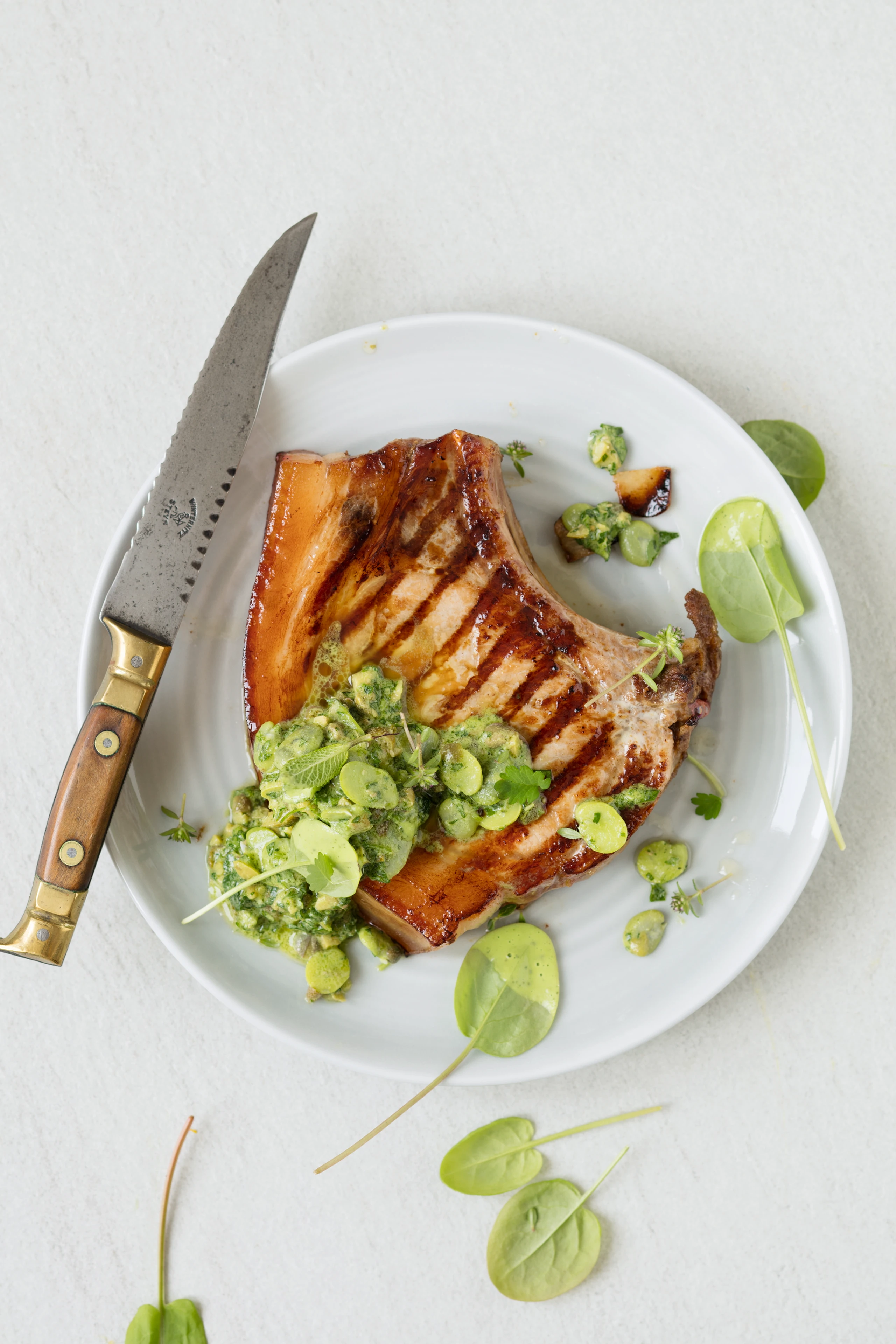Schweinskotelett mit Favabohnen-Salsa