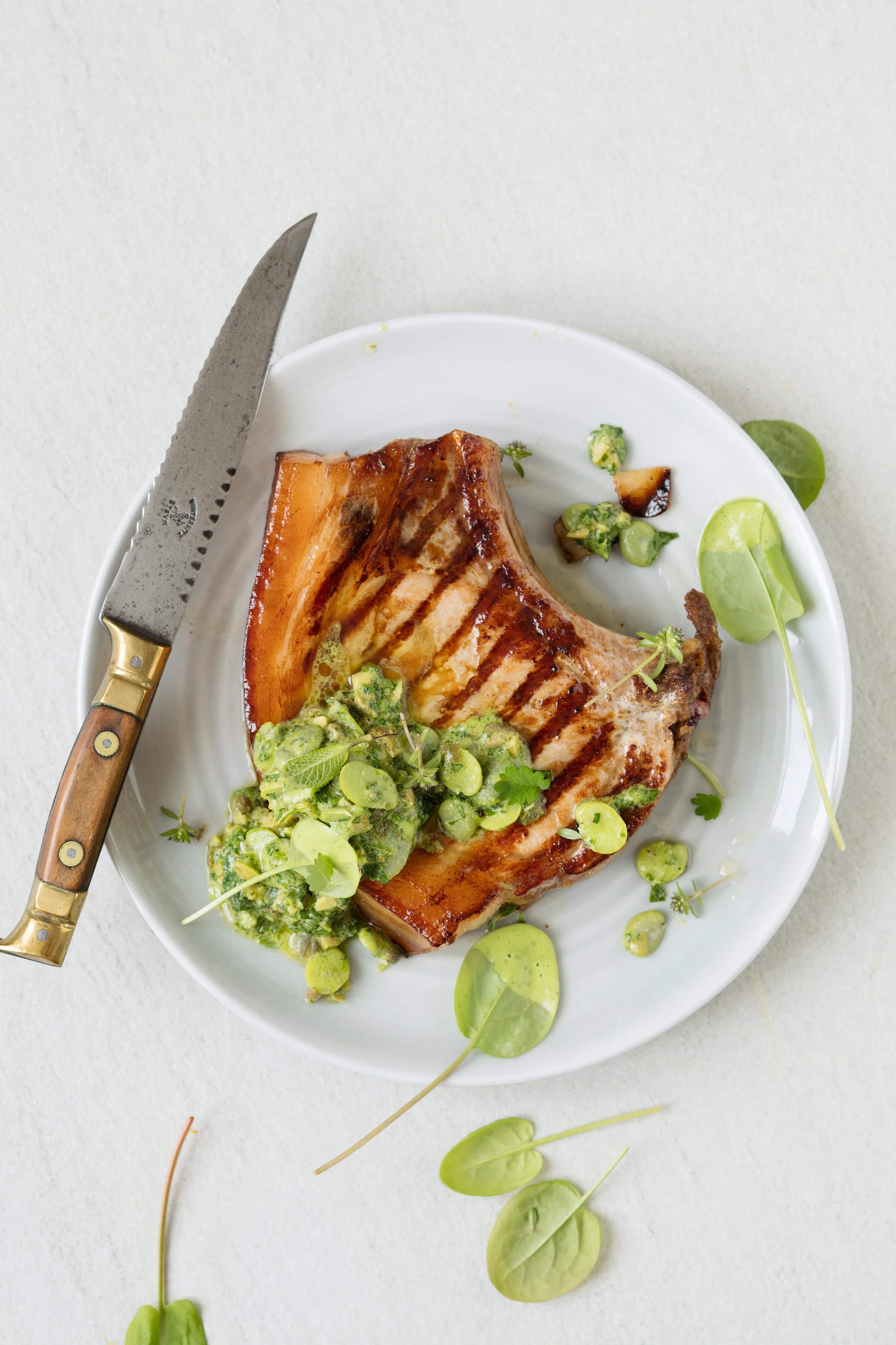 Schweinskotelett mit Favabohnen-Salsa