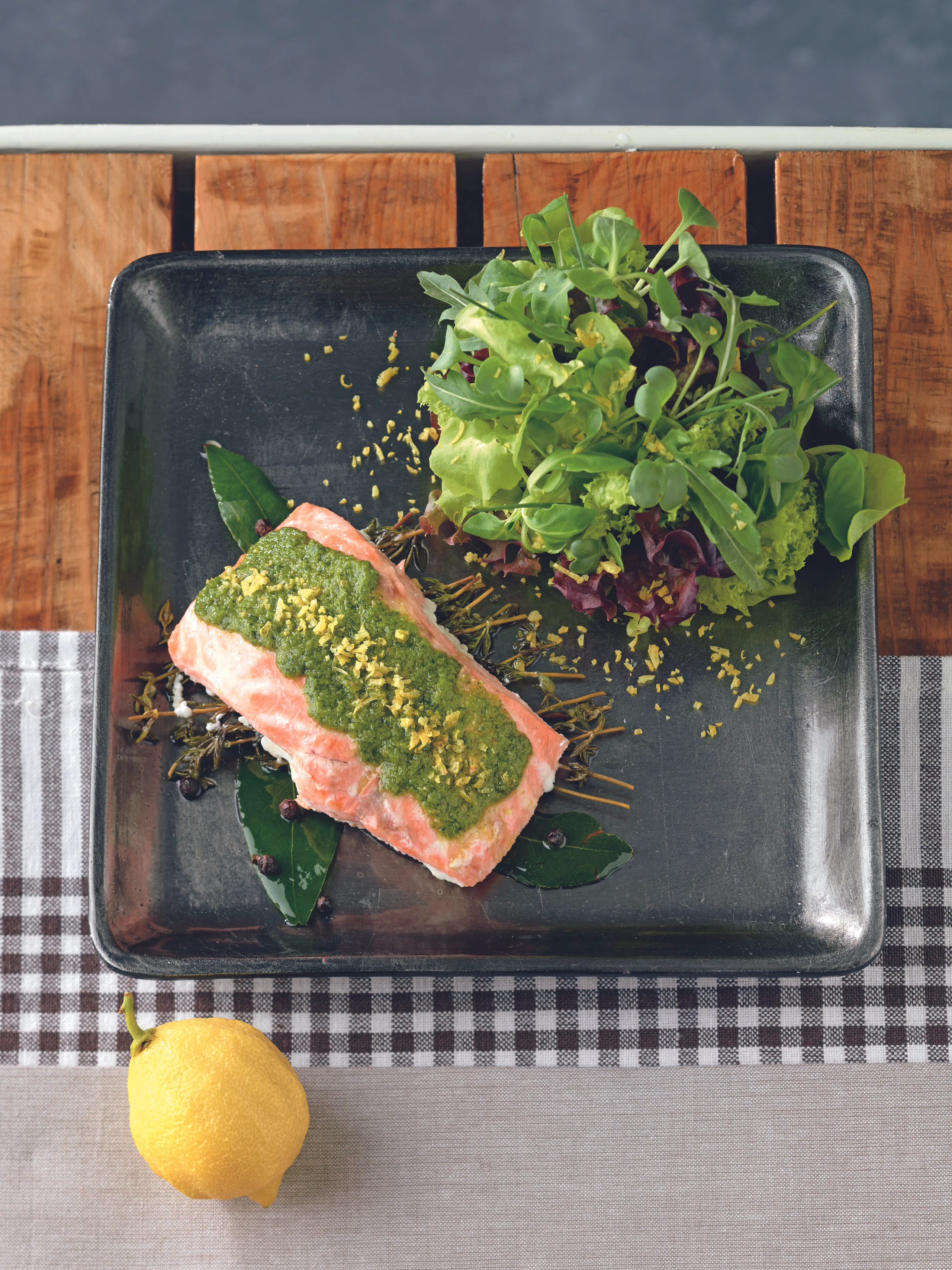 Confierter Lachs mit Kräuterpesto