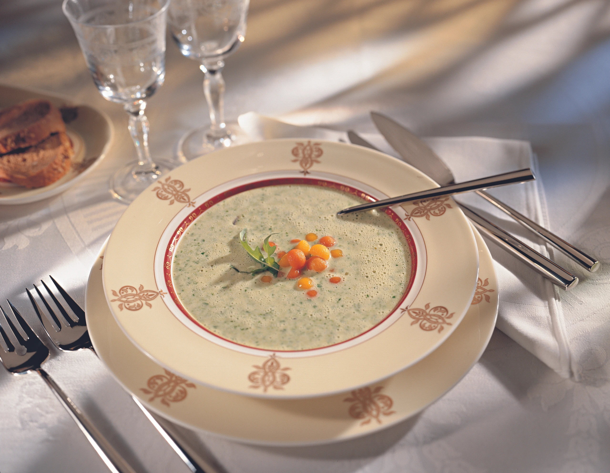 Rucolasuppe mit Gemüseperlen