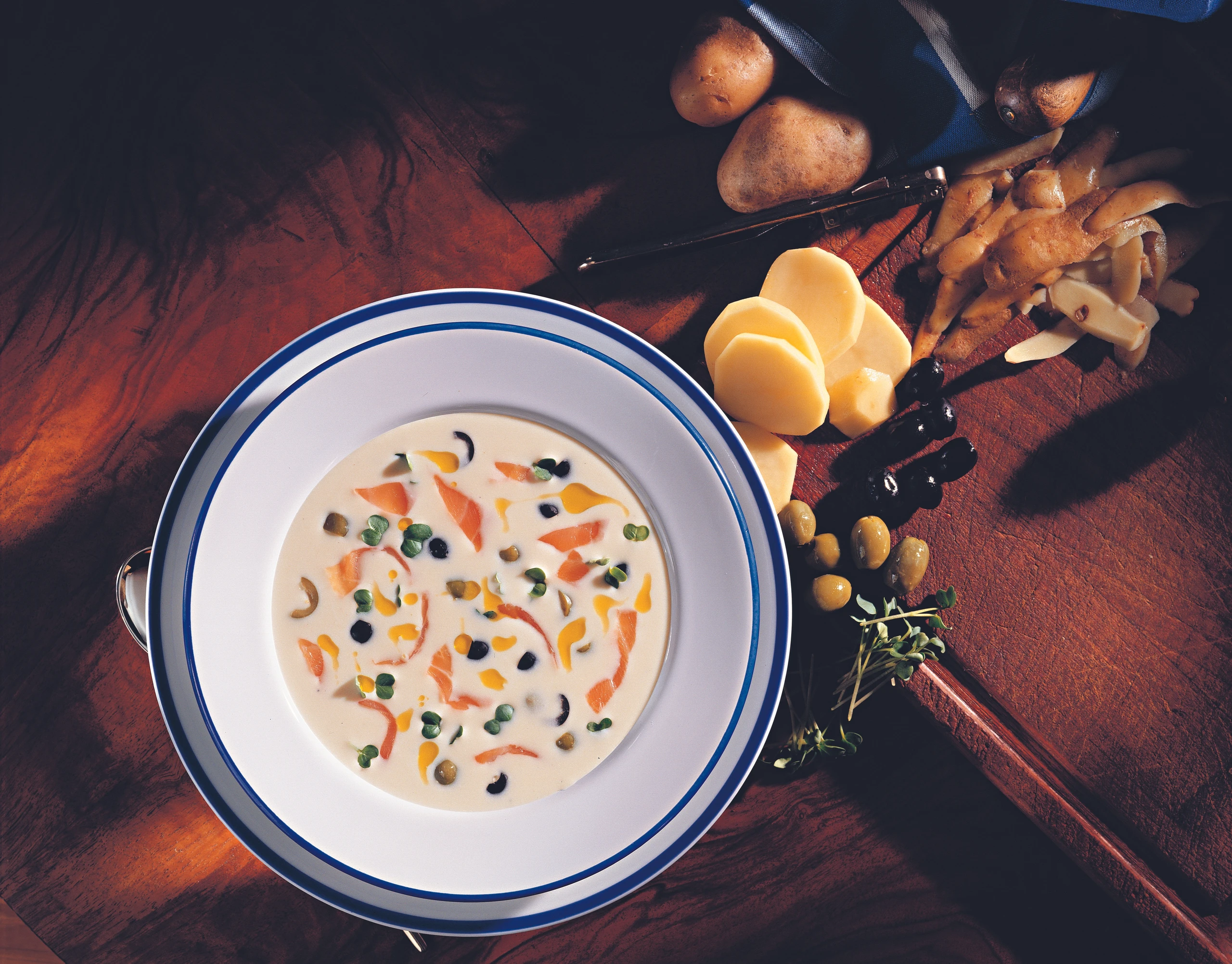 Erdäpfelsuppe mit Oliven und Räucherlachs