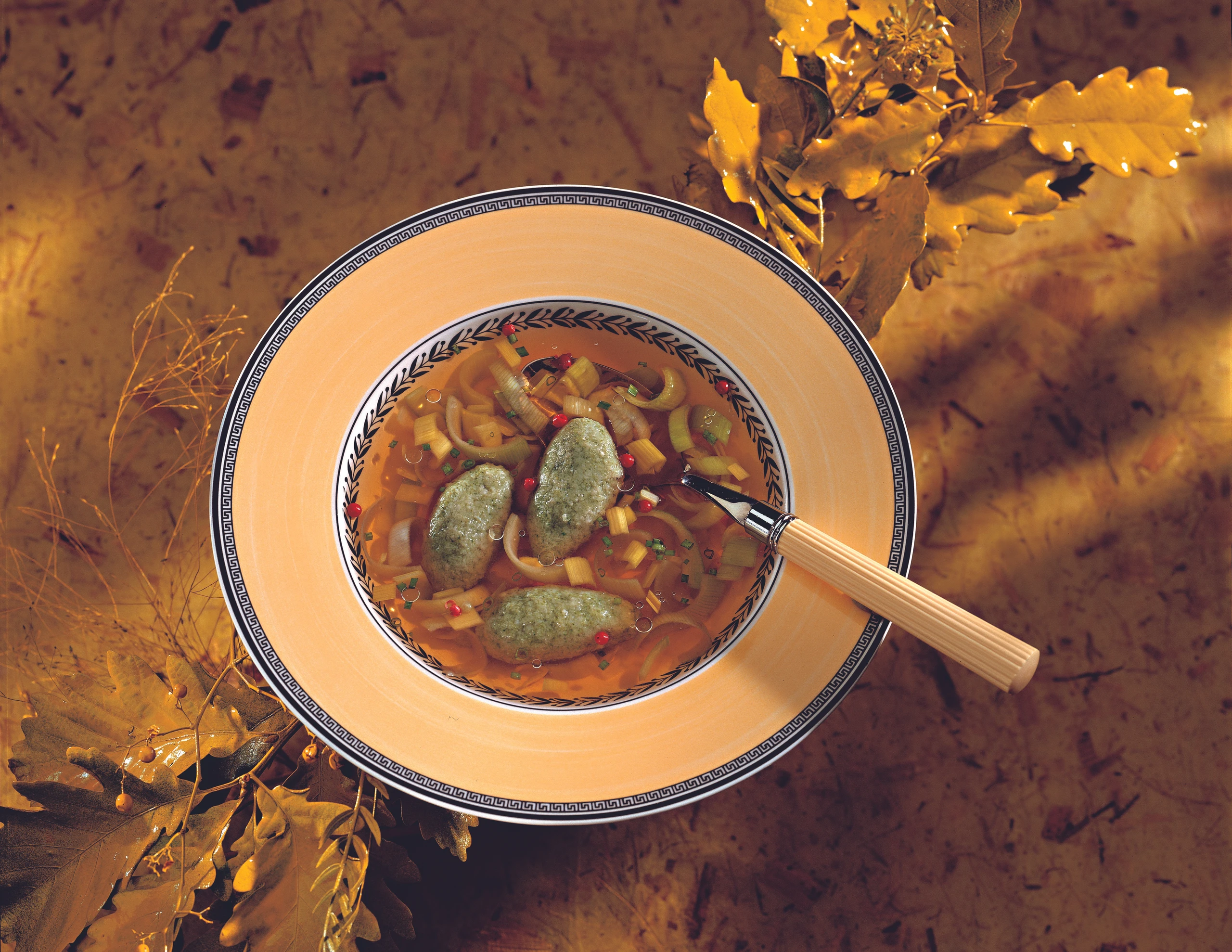 Klare Suppe mit Spinatnockerln und Lauch