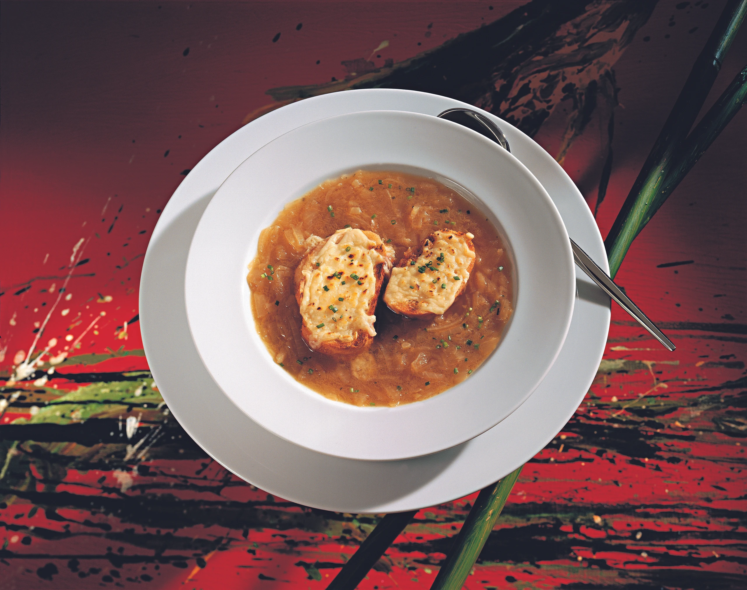 Zwiebelsuppe mit Käseschnitten