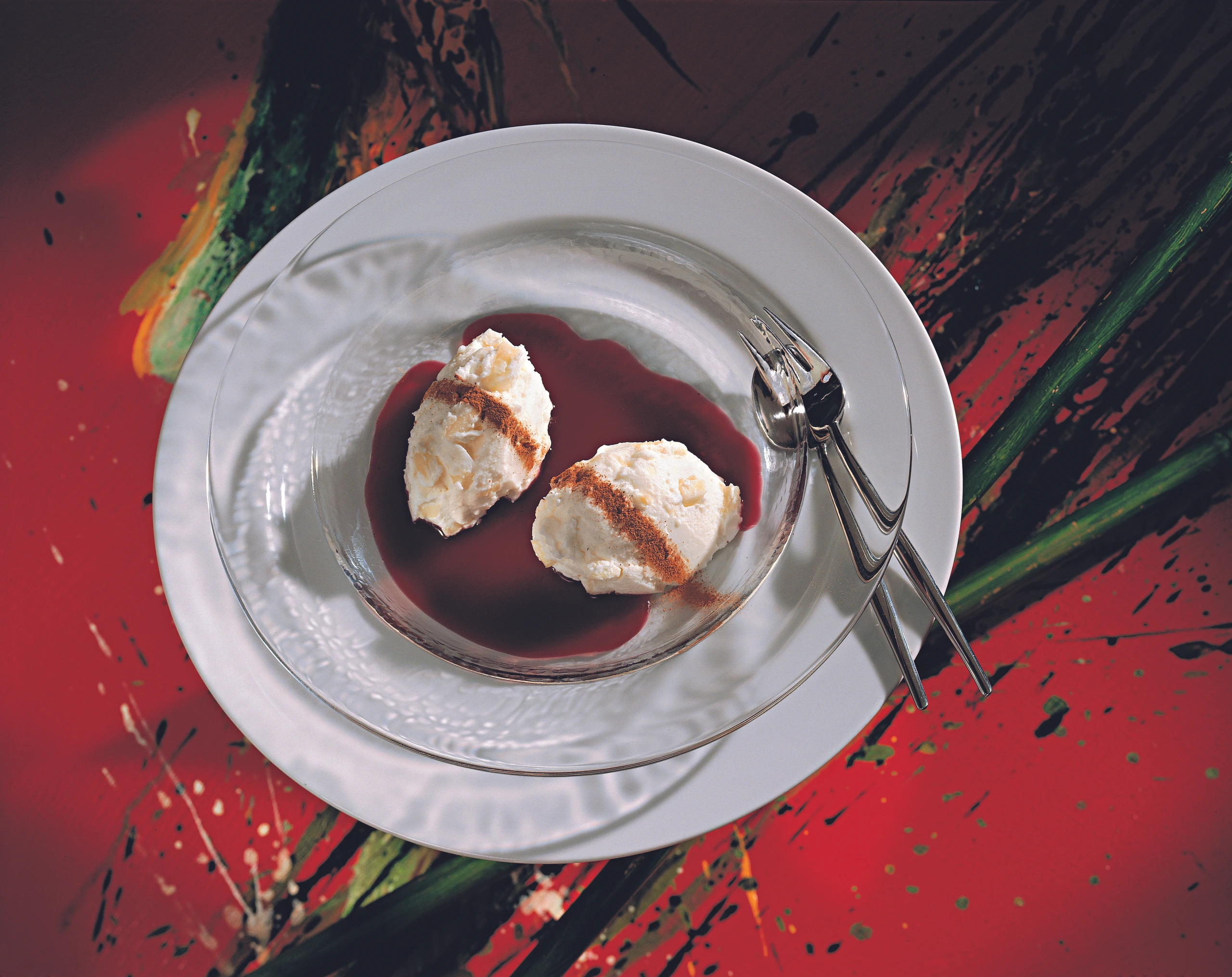 Apfel-Joghurt-Nockerl auf kalter Glühweinsauce