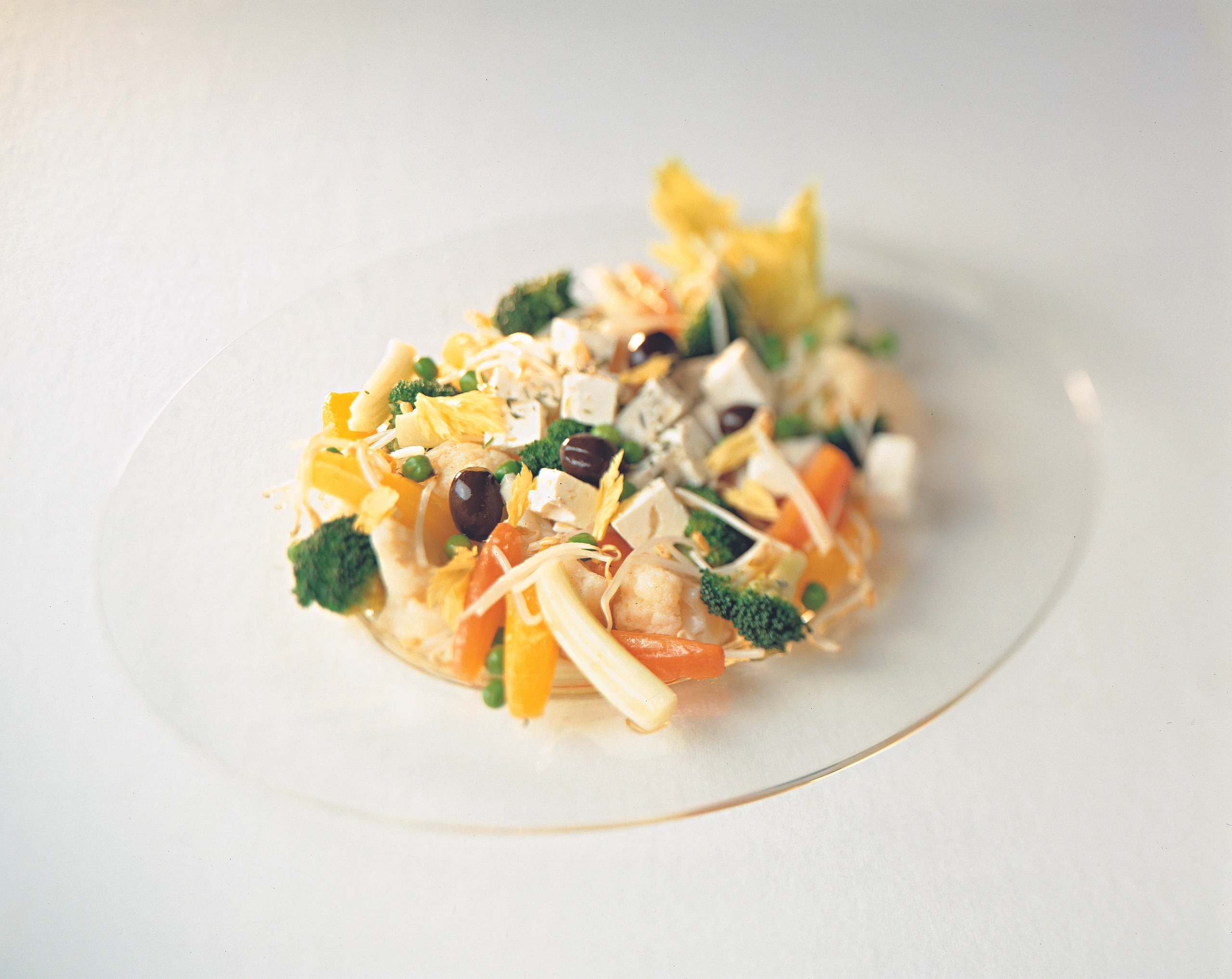 Gemüsesalat mit Schafkäse und Sojasprossen