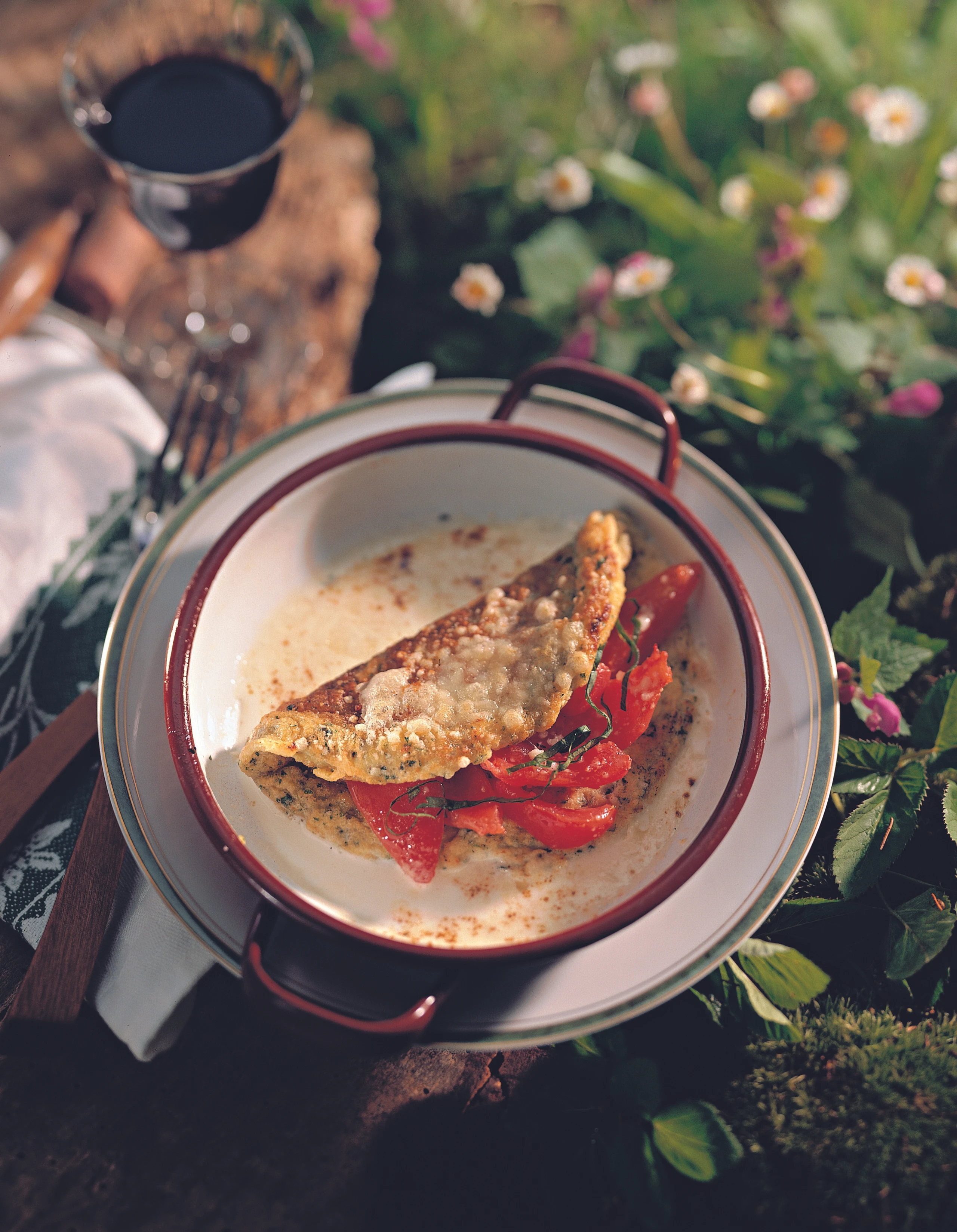 Kräuter-Omelette mit Käse und Paradeisern gefüllt