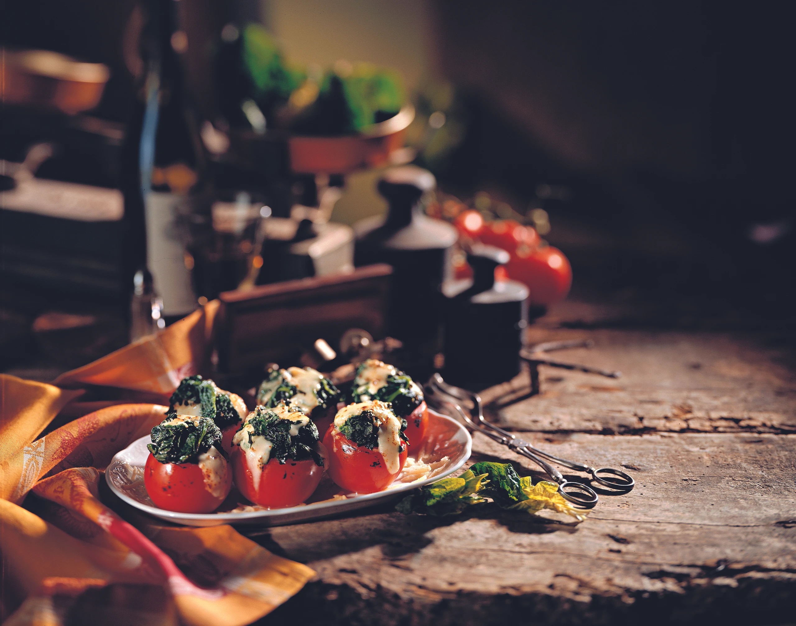 Paradeiser mit Spinatfülle und Käsekruste