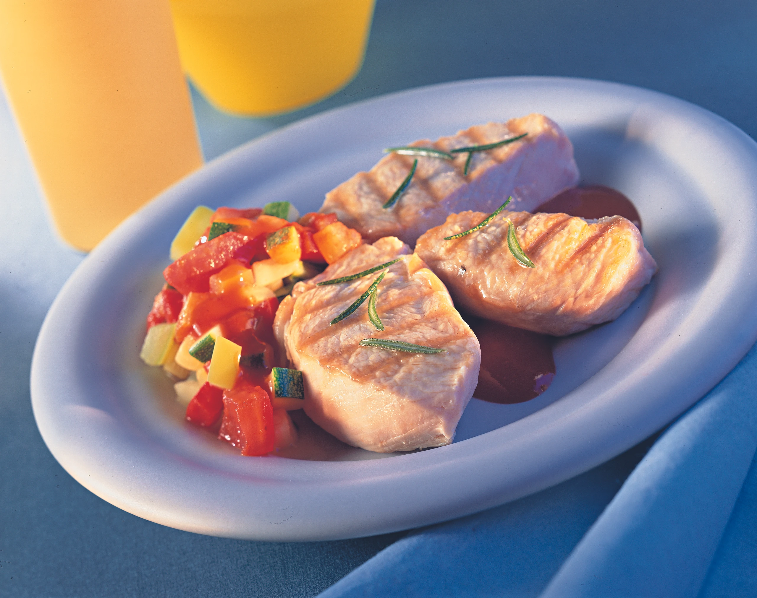 Gegrilltes Putensteak mit Paprika-Zucchinigemüse