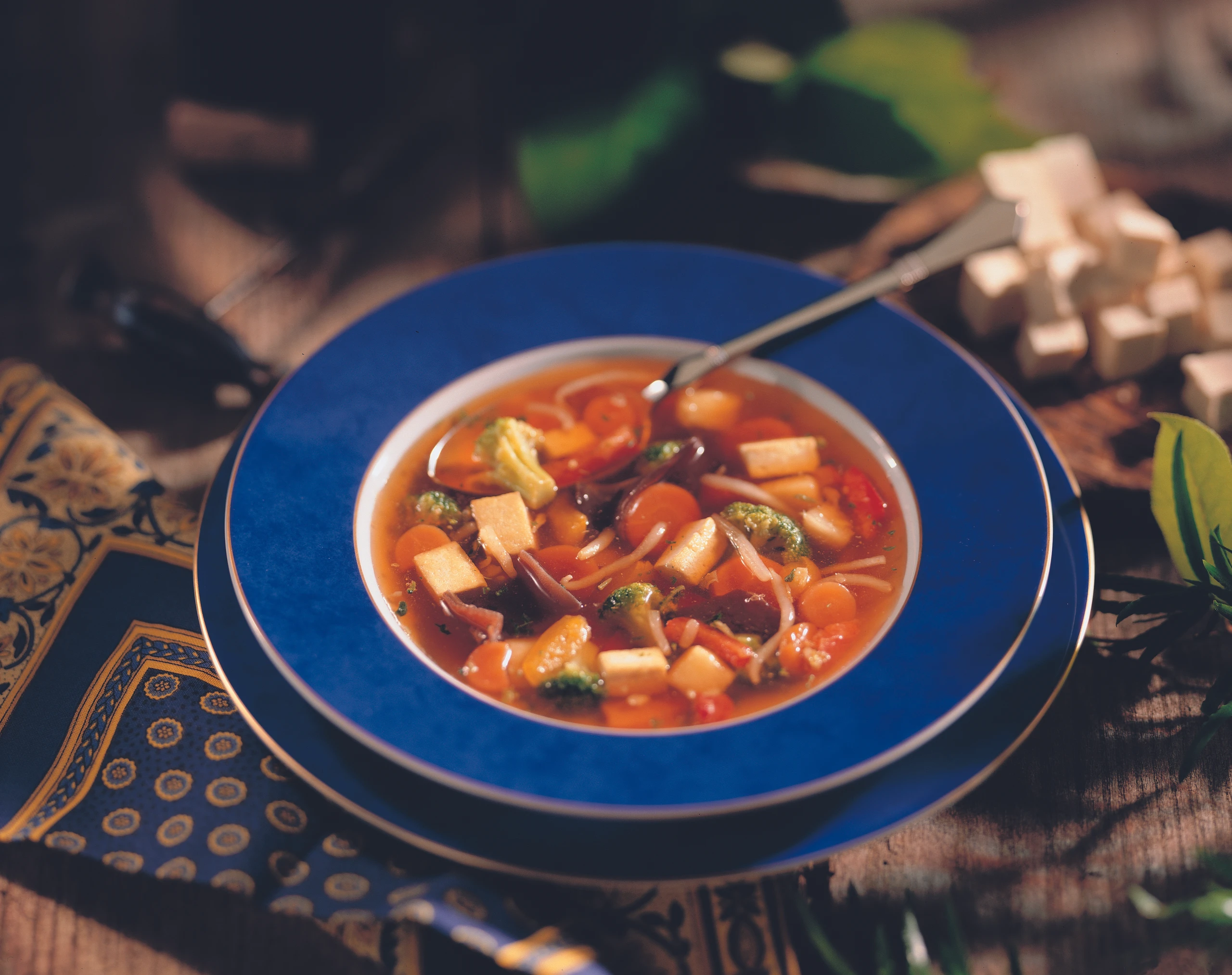 Chinesische Gemüsesuppe mit Tofu