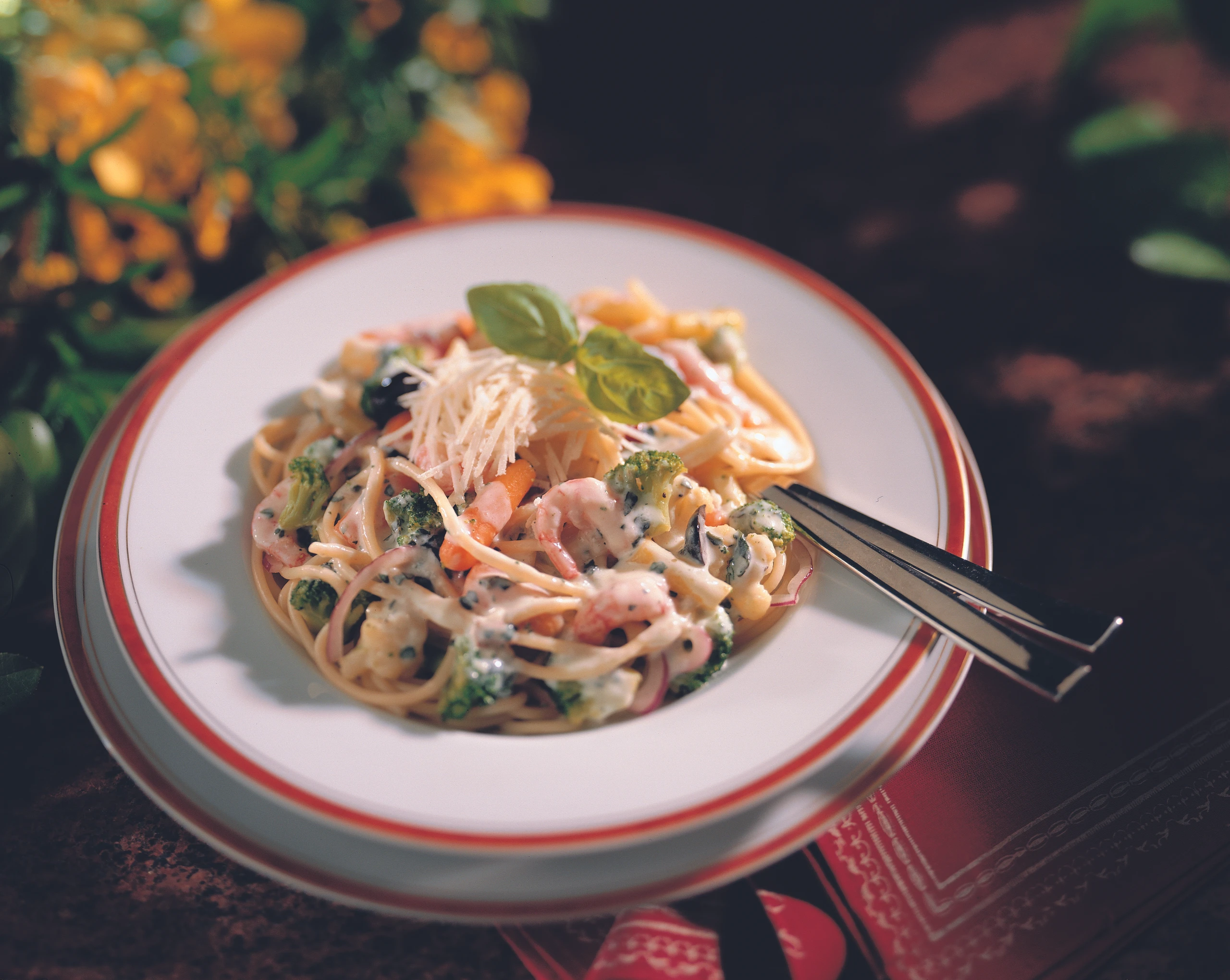 Gemüse-Spaghetti mit Oliven und Shrimps