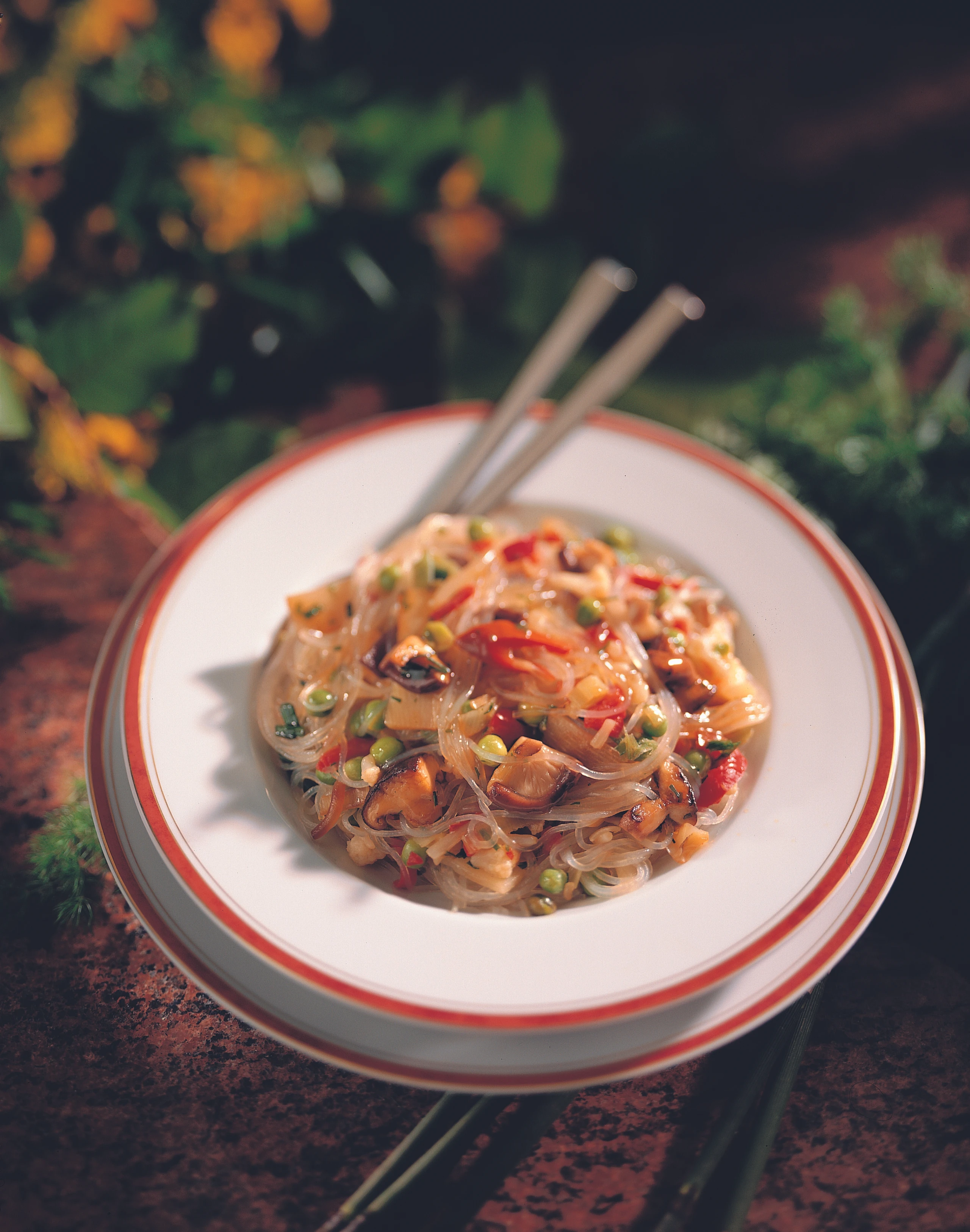 Glasnudelpfanne mit Röstgemüse und Shiitake-Pilzen