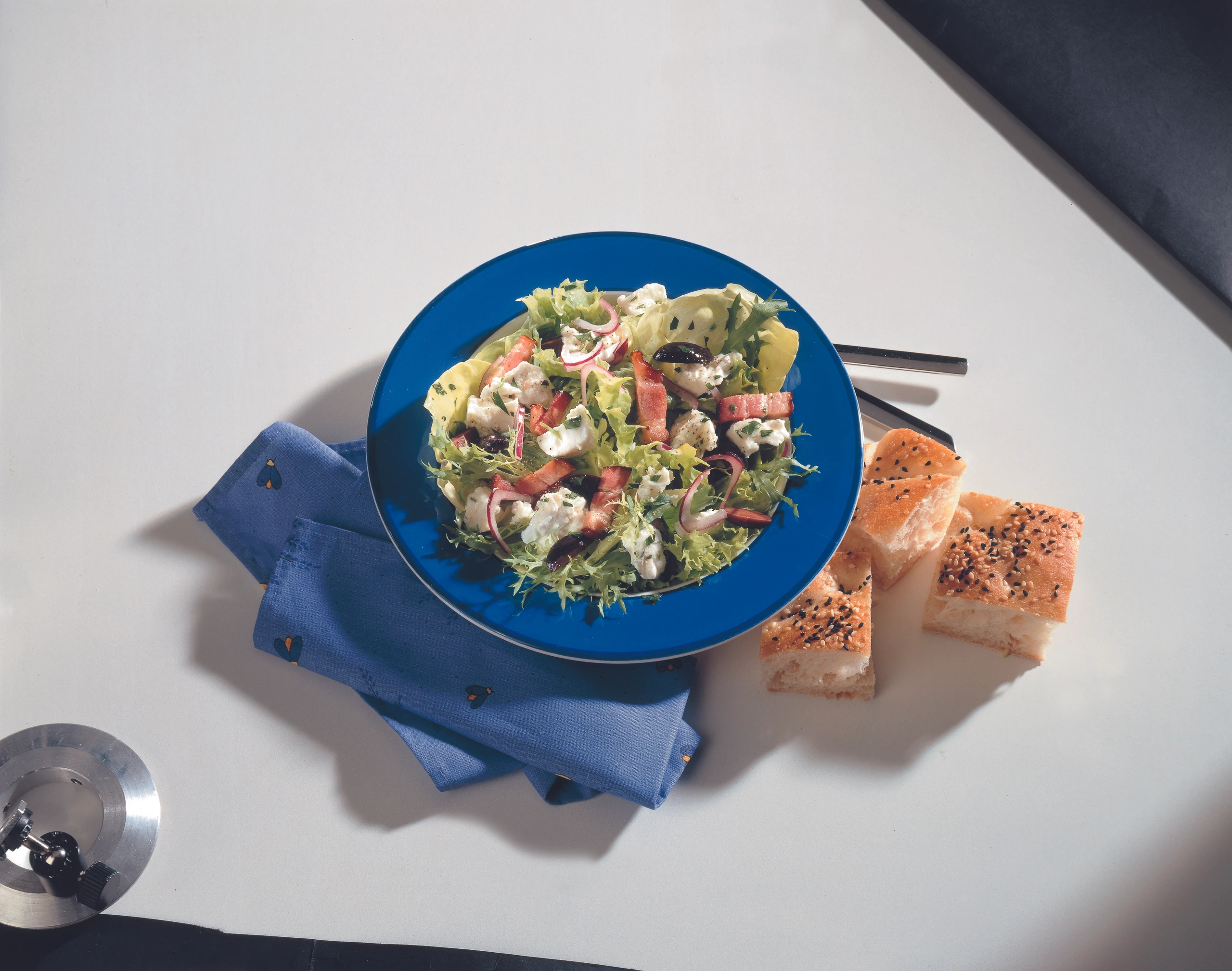 Blattsalat mit Schafkäse und Speck