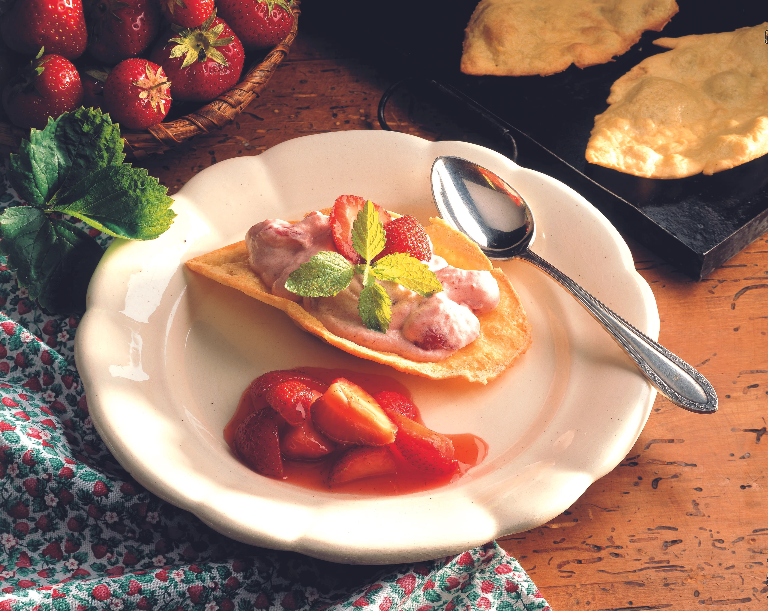 Erdbeerobers im Brandteigblatt