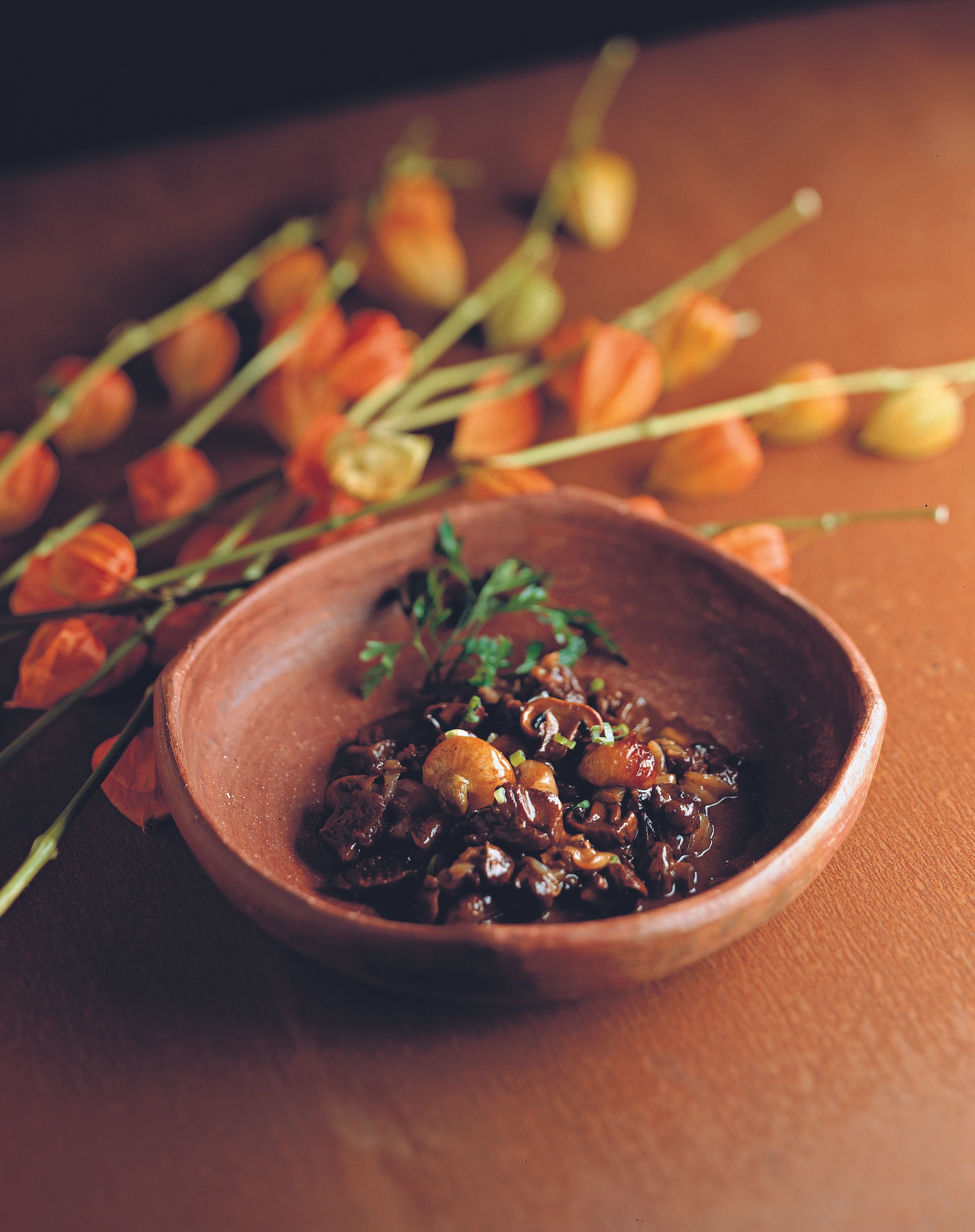 Ganslragout mit Kastanien, Schalotten und Champignons