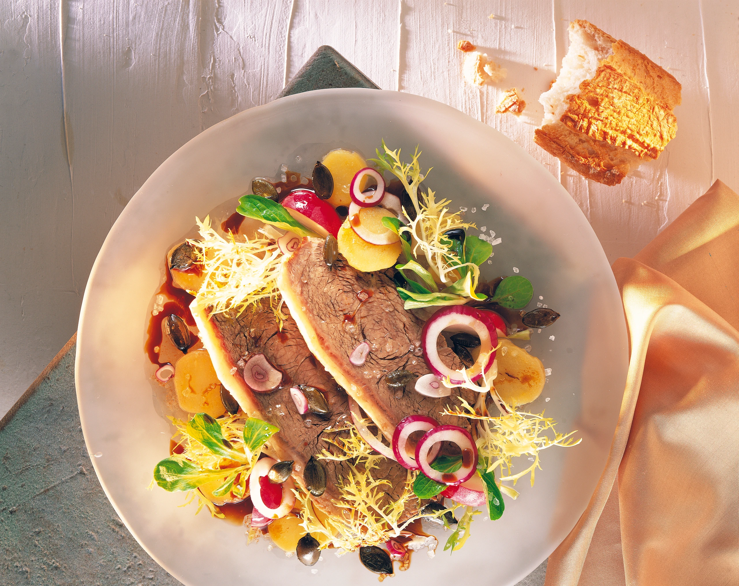 Bunter Rindfleischsalat mit Kernöldressing