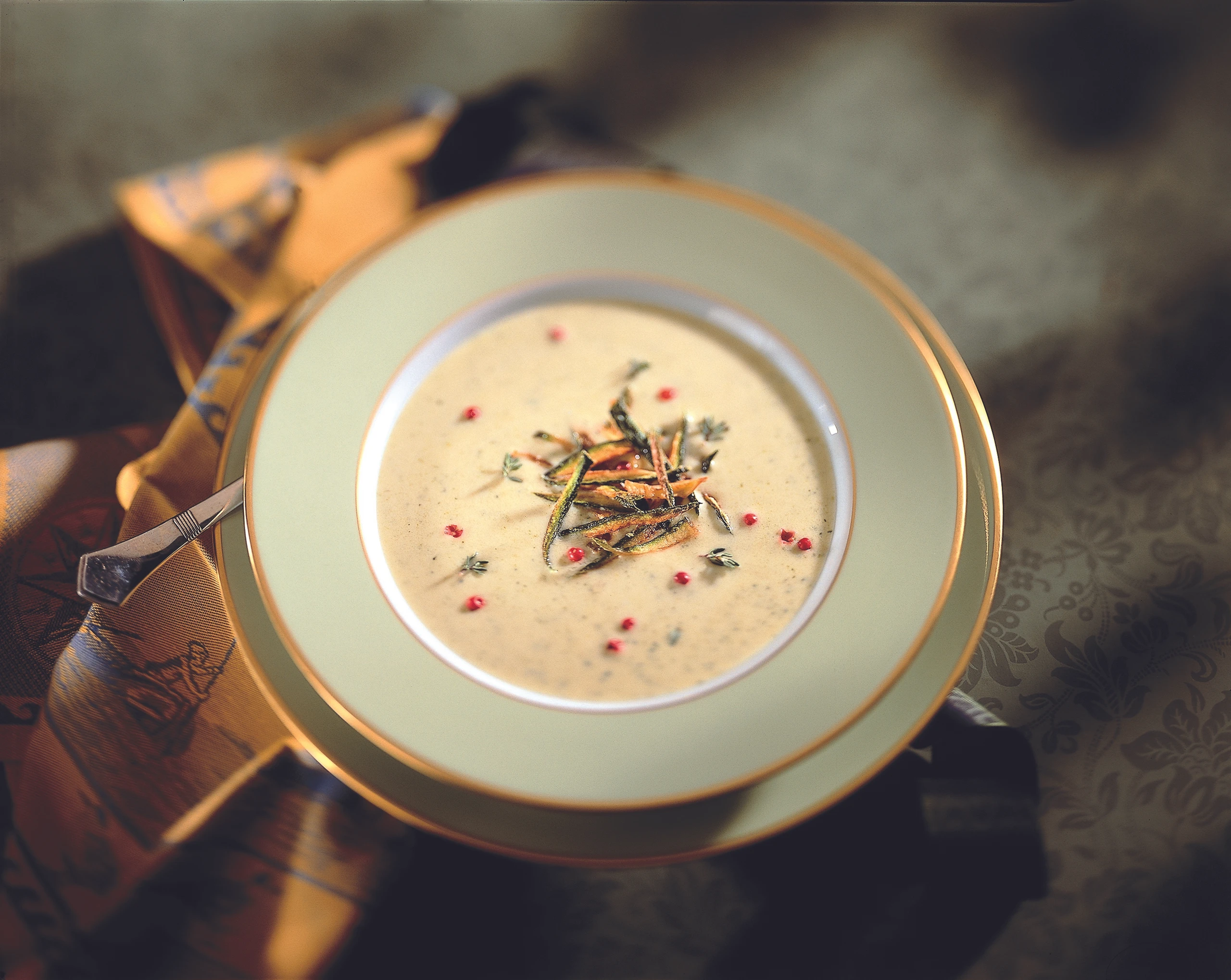 Geeiste Zucchinicremesuppe mit Rosa Pfeffer
