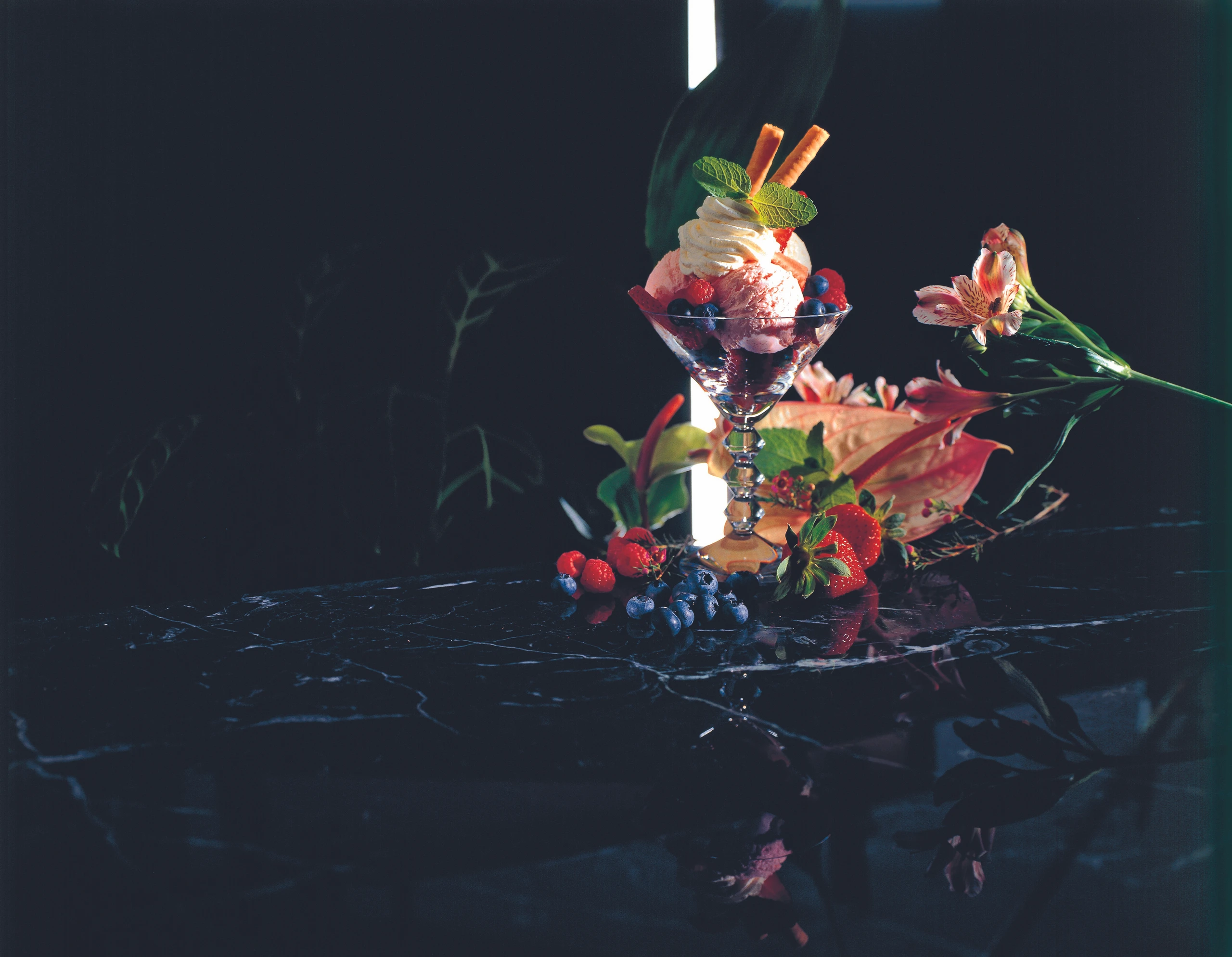 Eisbecher mit Heidelbeeren und Himbeeren