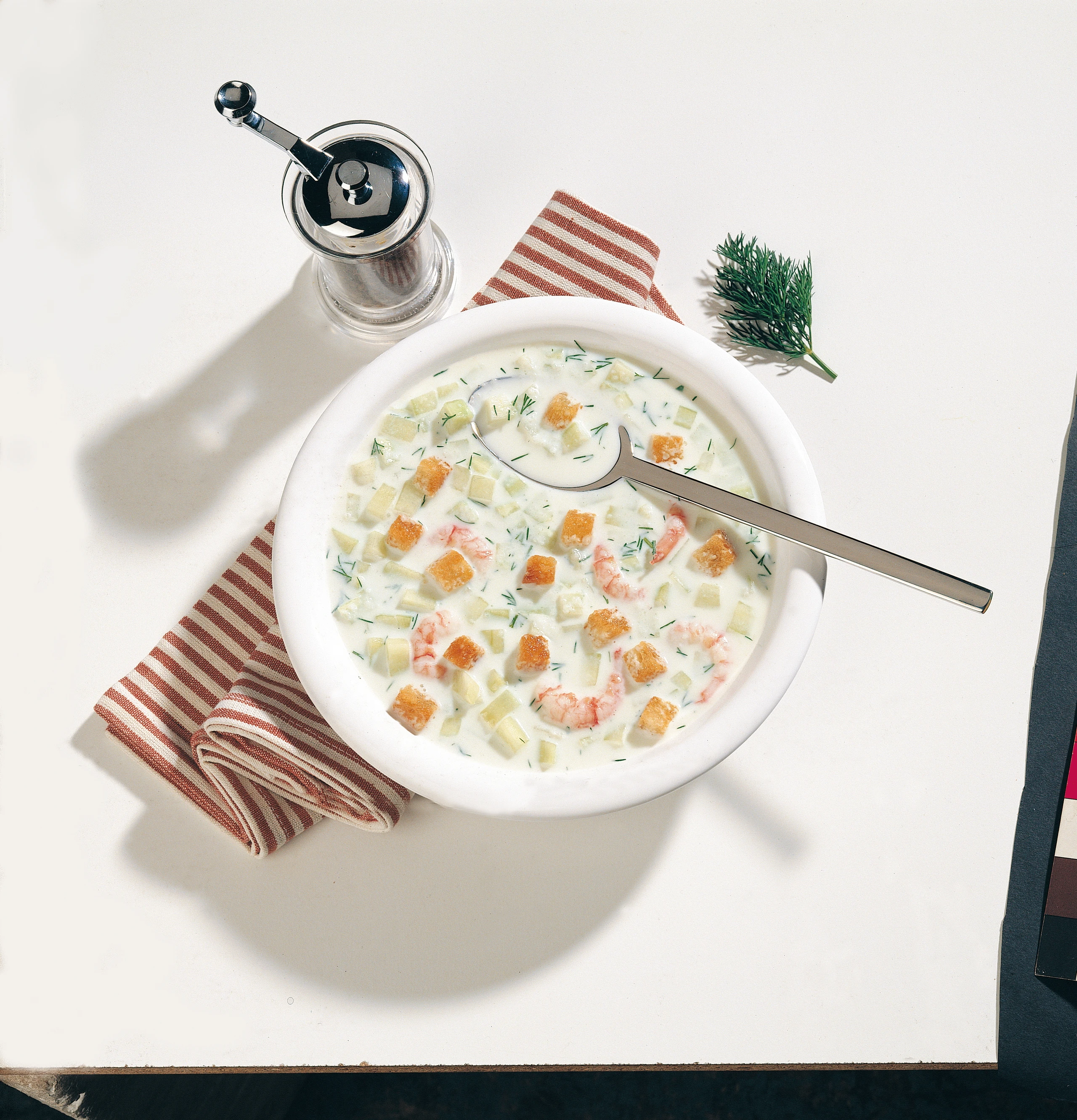 Kalte Gurkensuppe mit Croutons