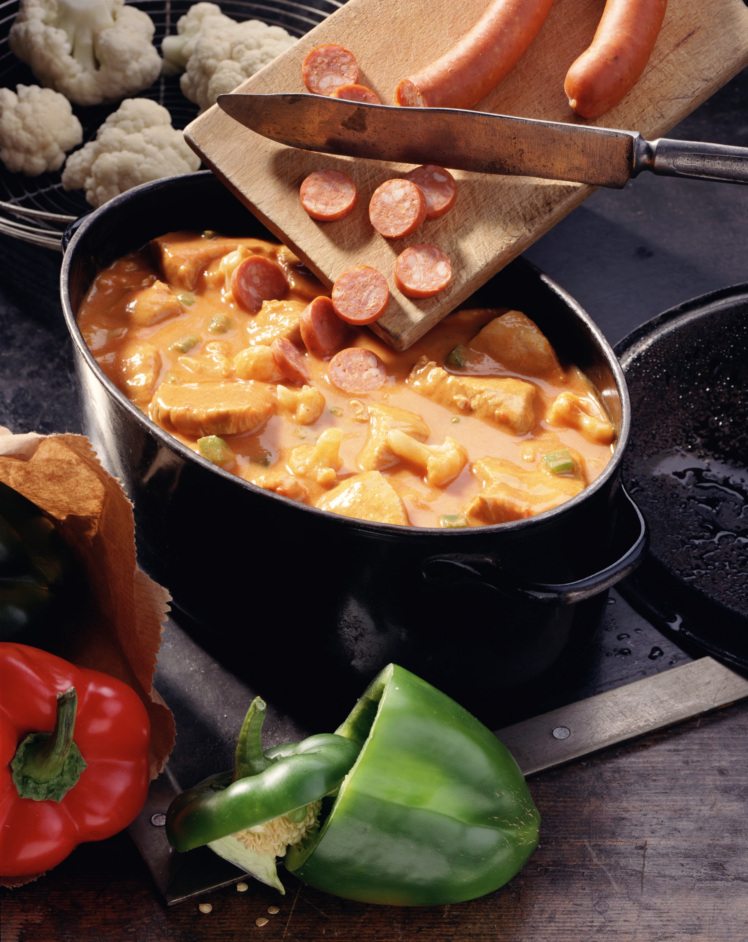 Putengulasch mit Wurst und Gemüse