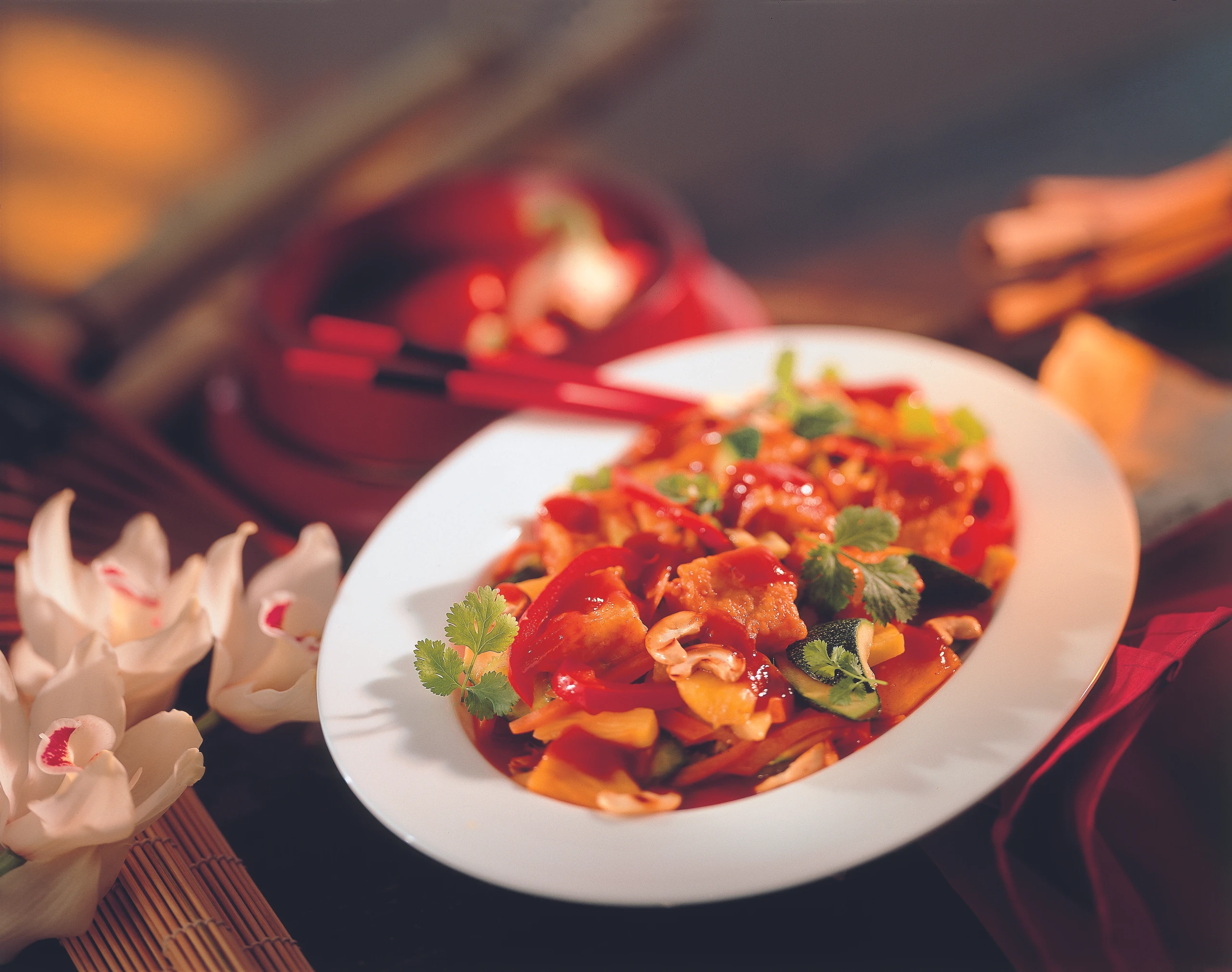 Knuspriger Fisch mit Ananas und Gemüse