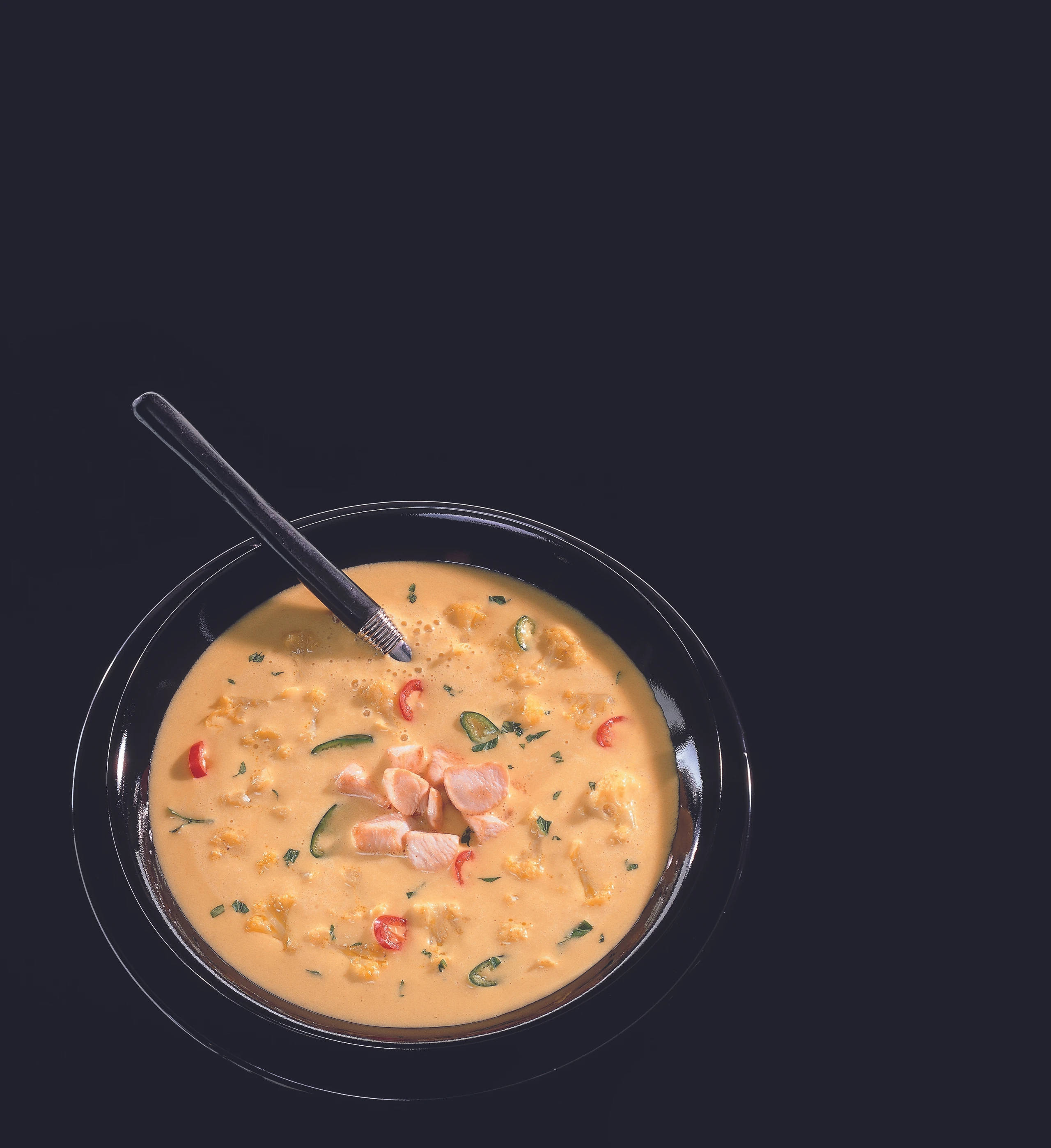 Karfiolsuppe mit Curry und Hühnerfleisch