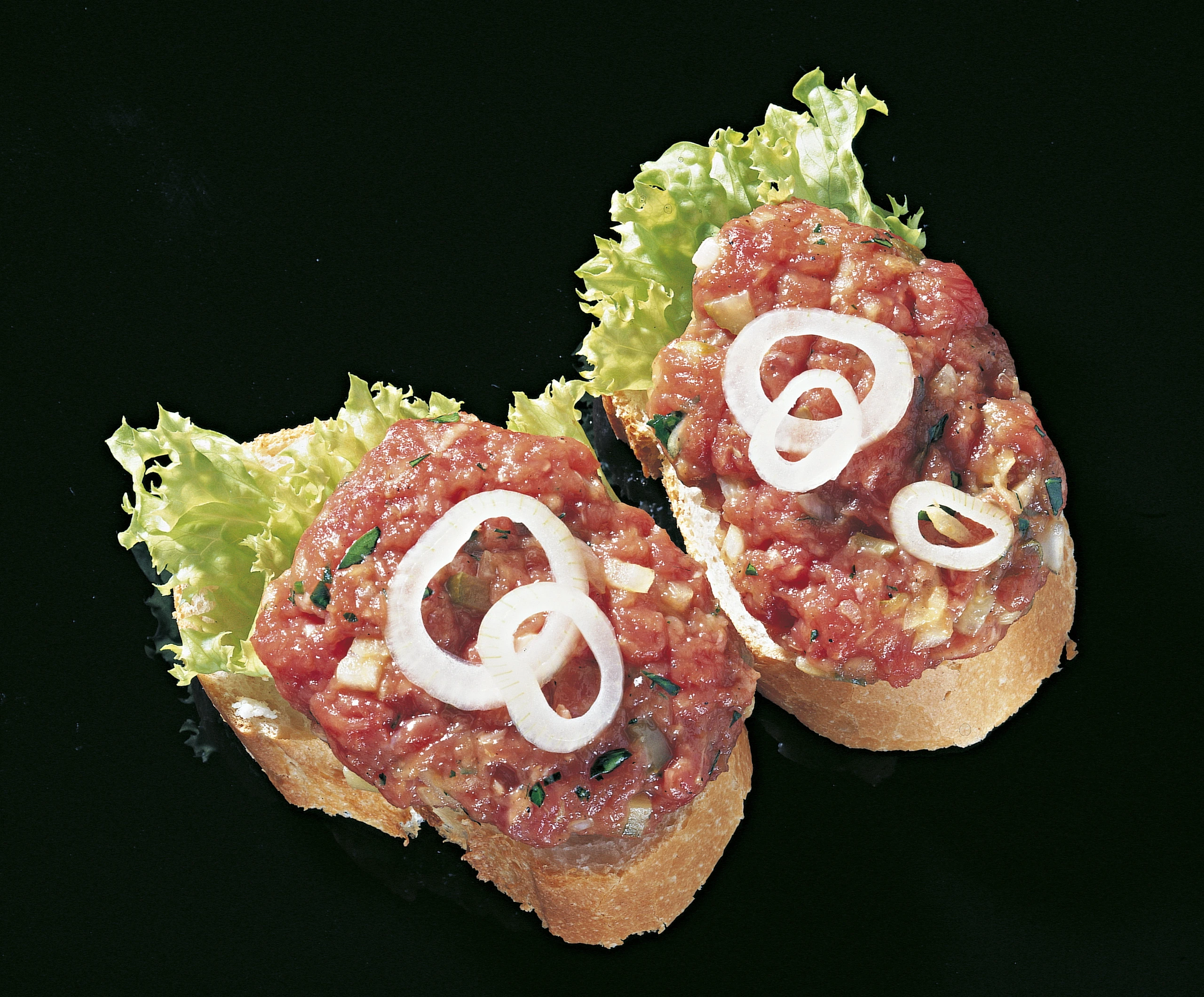 Brötchen mit Beef tatare aus Rindslungenbraten