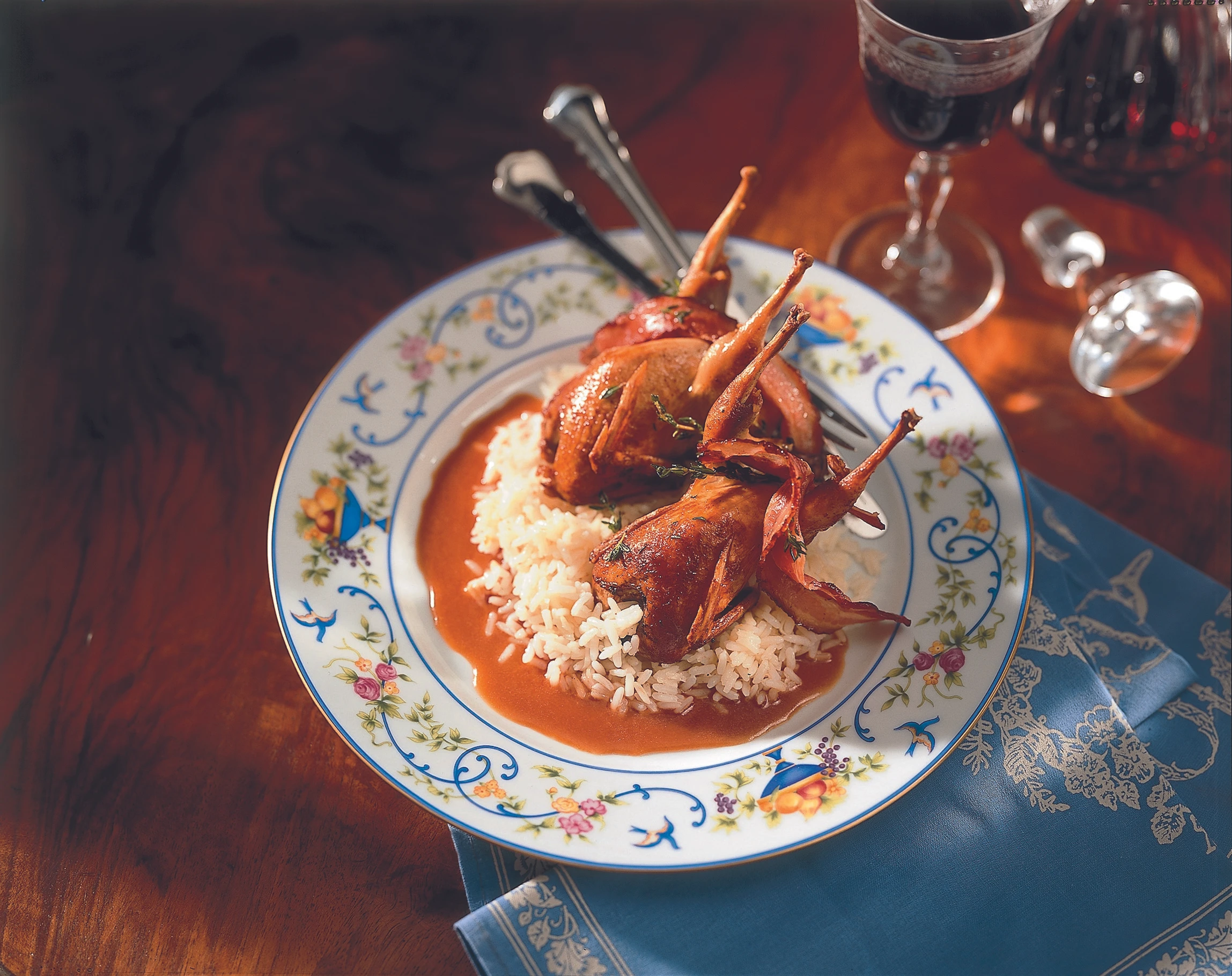 Gebratene Wachteln auf Parmesanreis