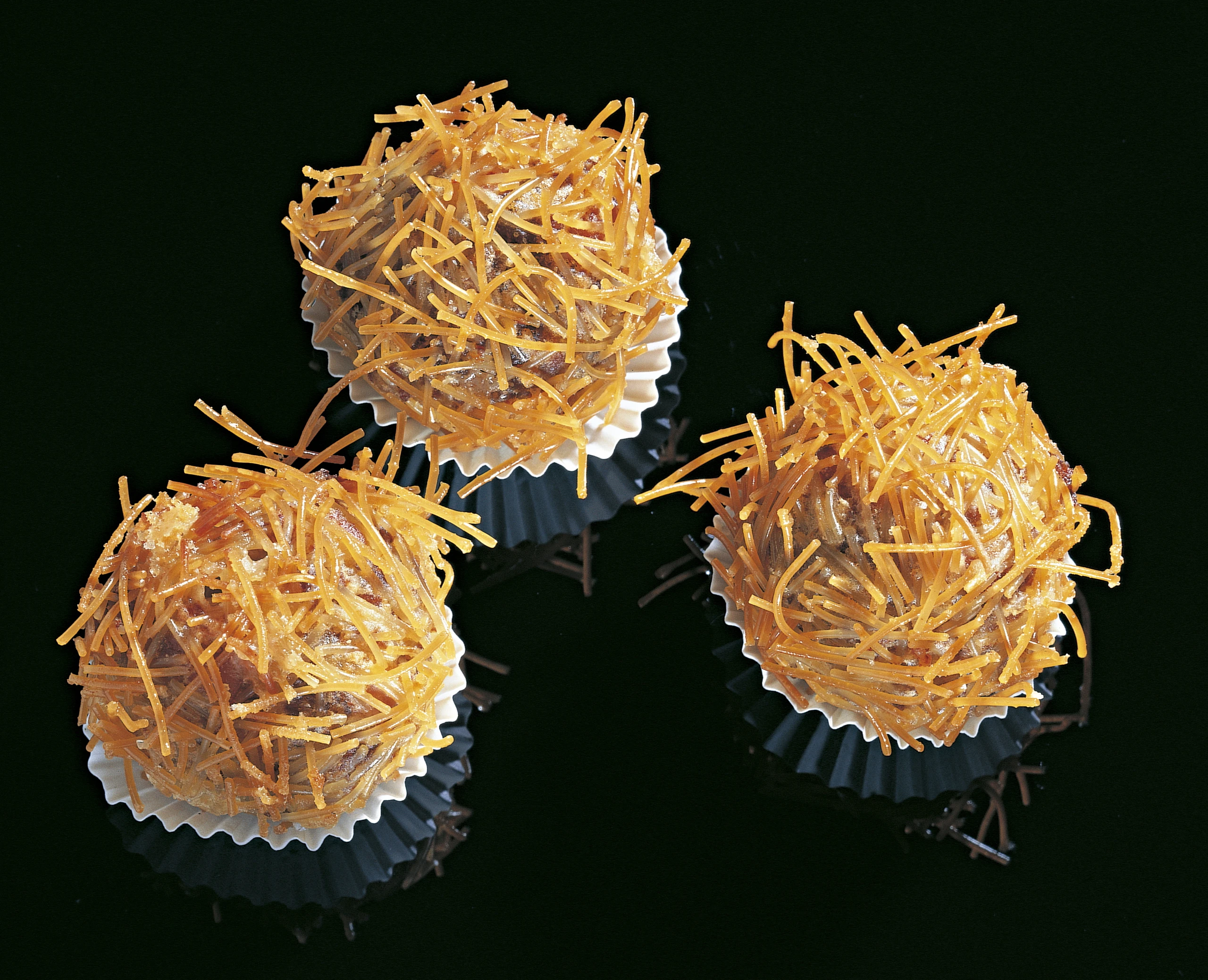 Fleischbällchen mit Käse im Nudelmantel