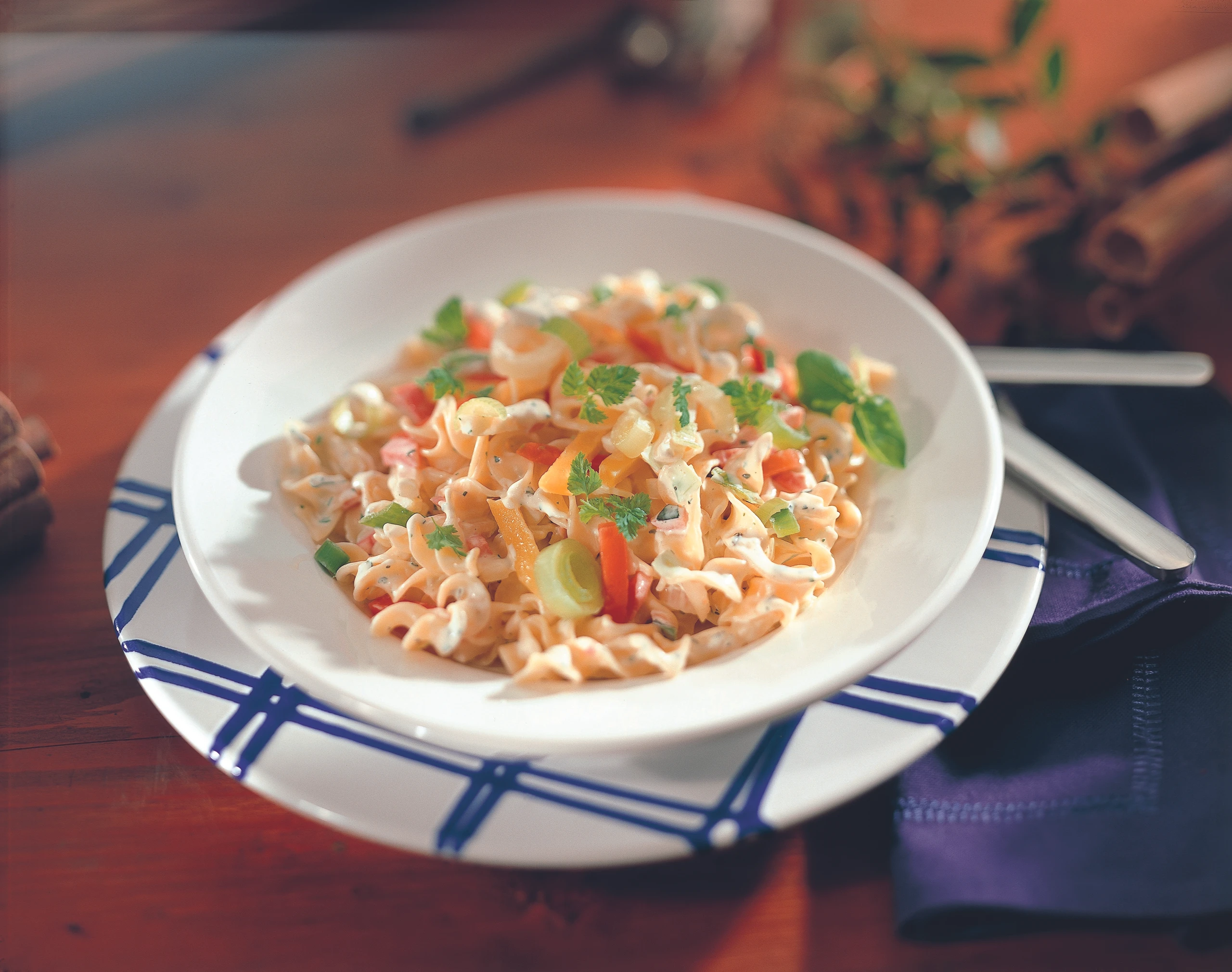 Nudel-Gemüse-Salat mit Kräuter-Rahmdressing
