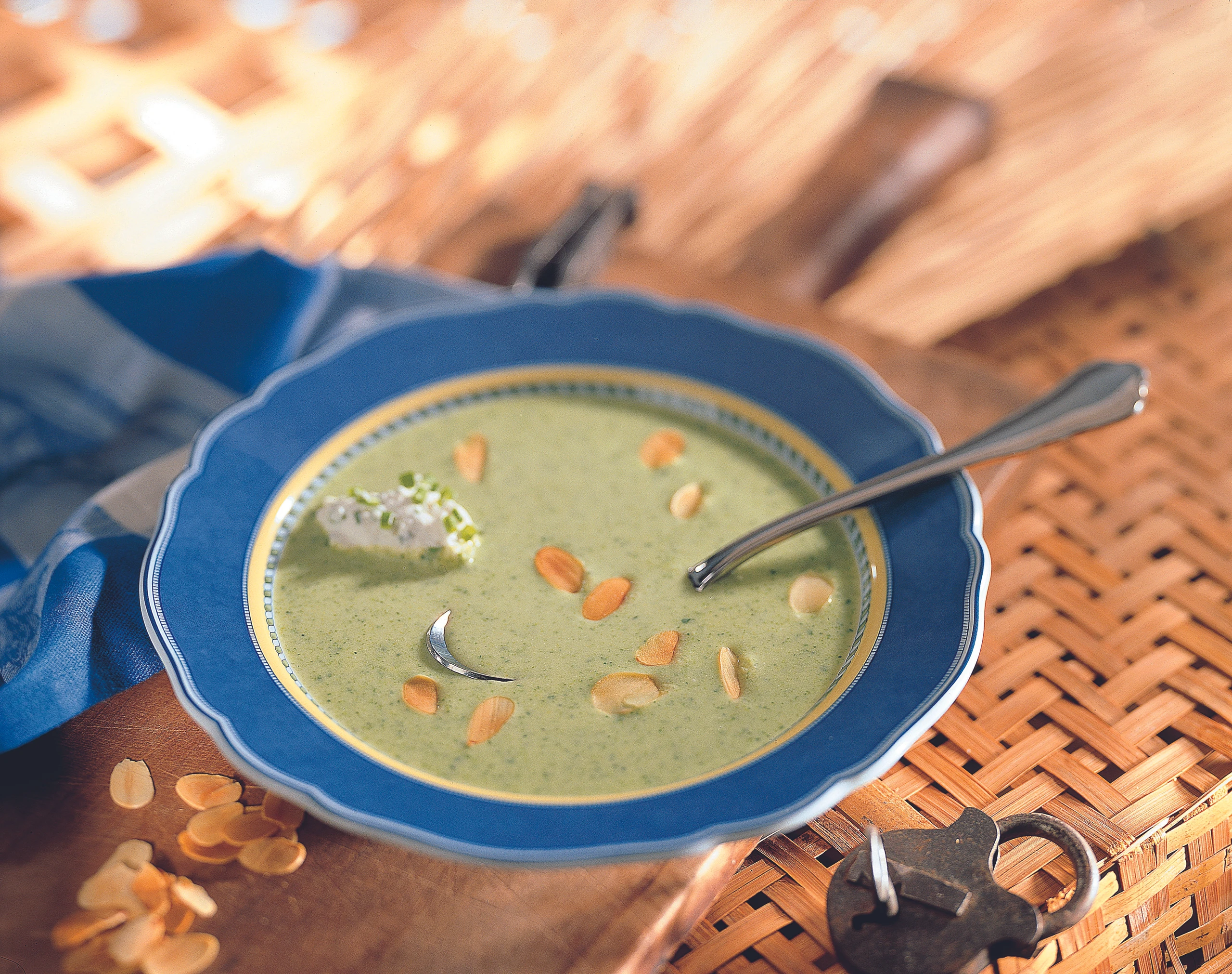 Brokkolisuppe mit Schnittlauchobers und Mandeln