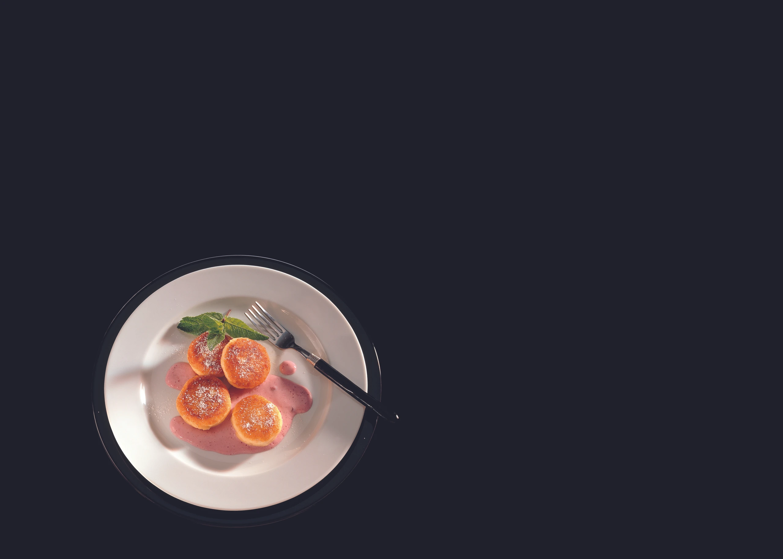 Topfenlaibchen mit Preiselbeersauce