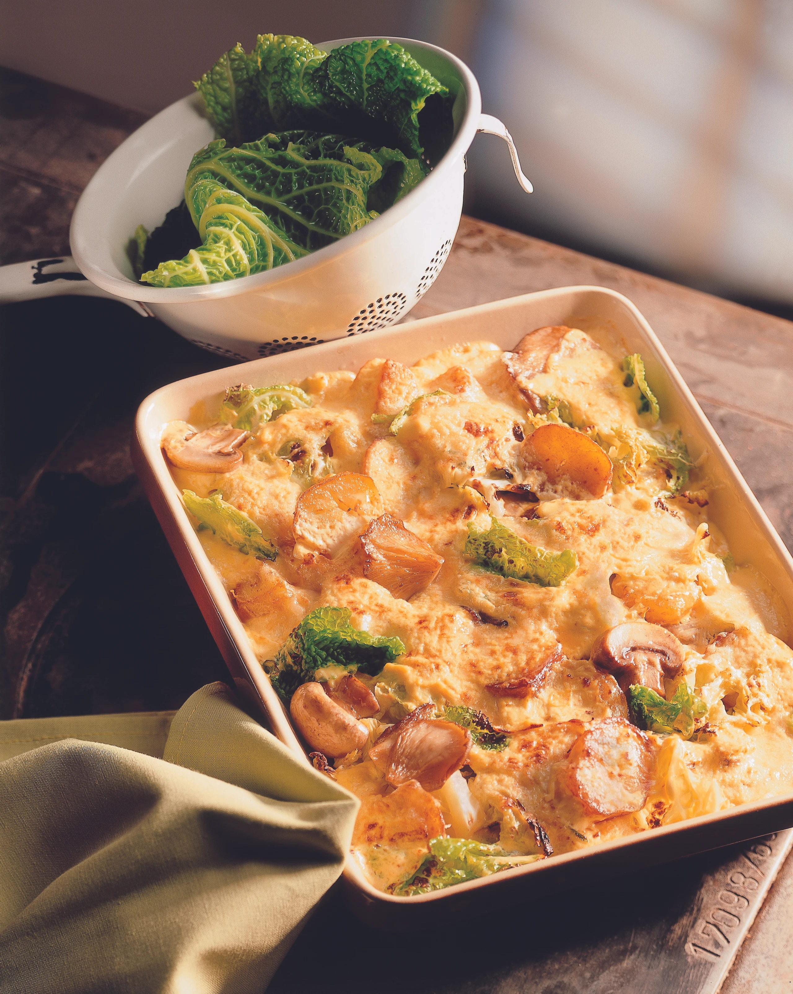 Kohl-Erdäpfel-Auflauf mit Pilzen und Speck