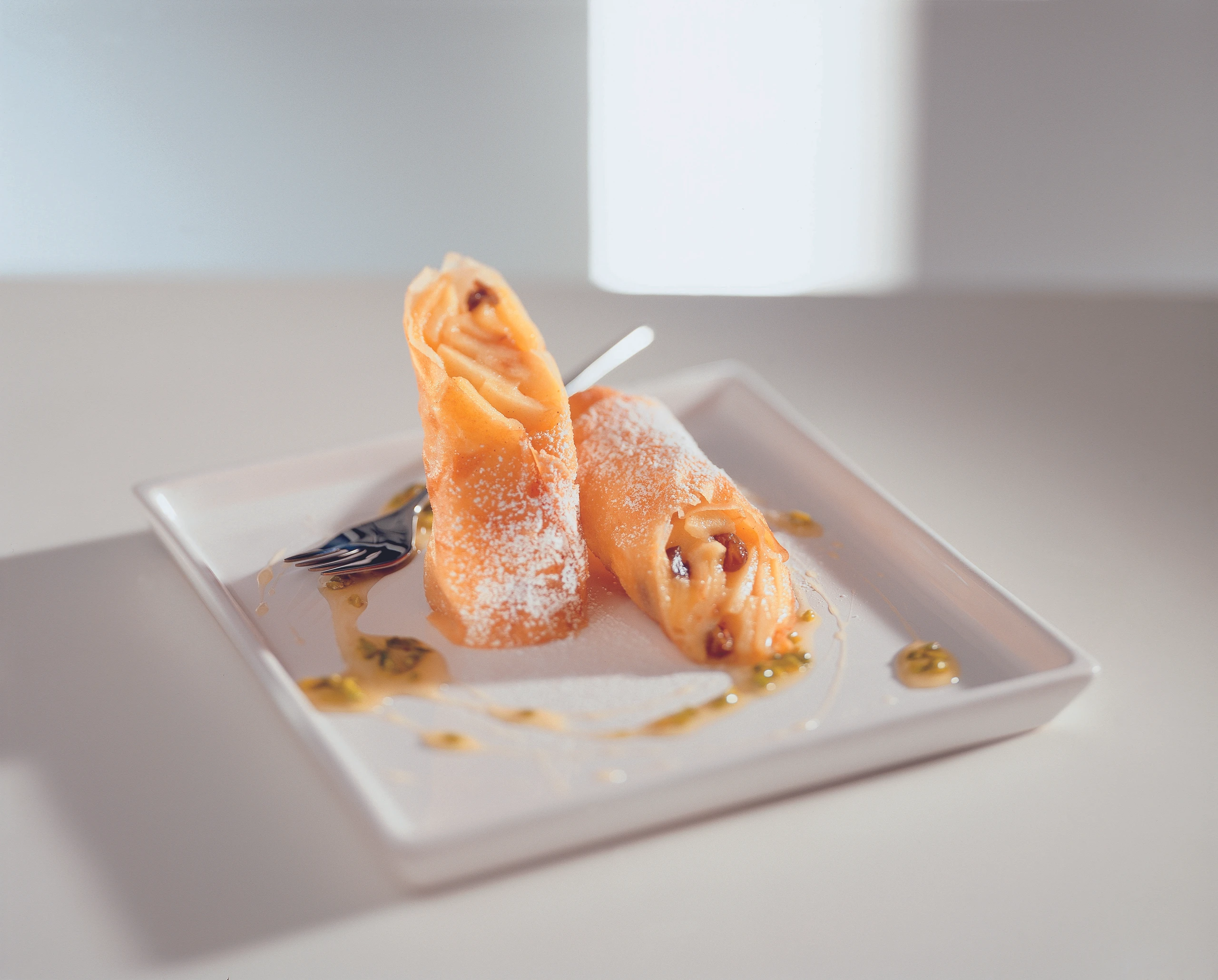 Süße Rollen mit Apfelfülle und Honigsauce