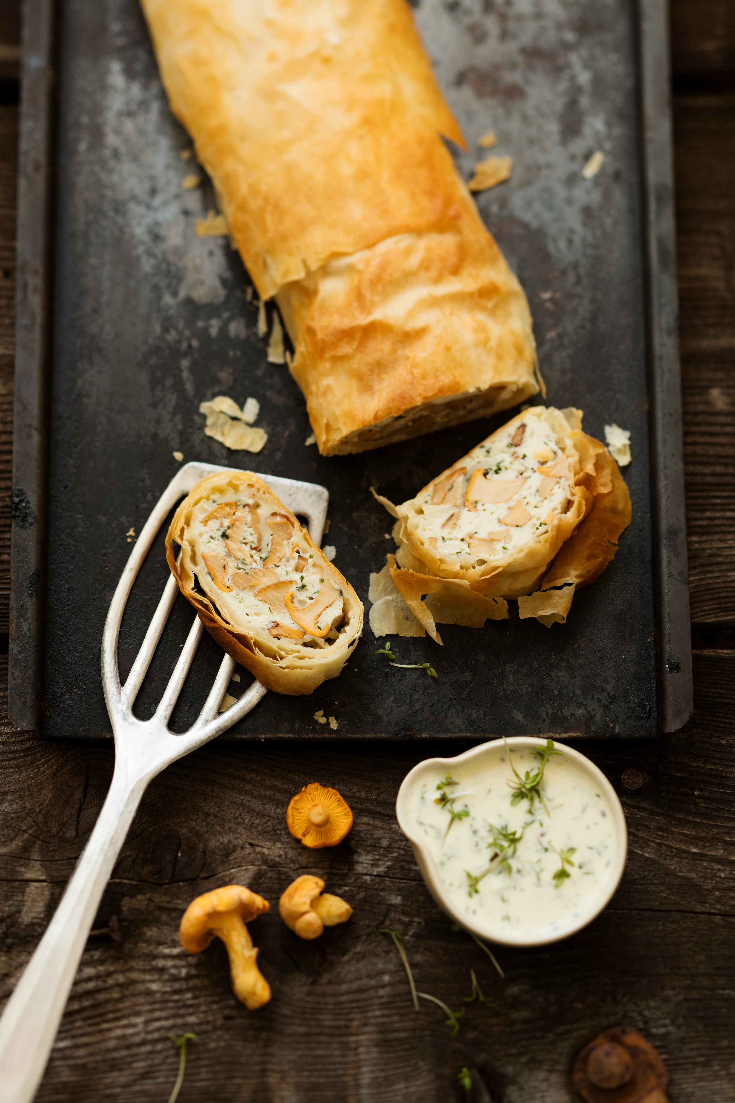 Huhn-Schwammerlstrudel mit Kräutersauce