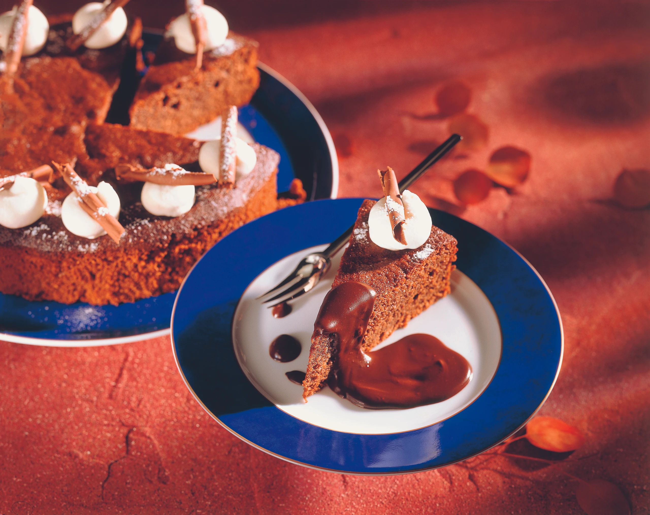 Getränkte Schokoladetorte mit Schokoröllchen