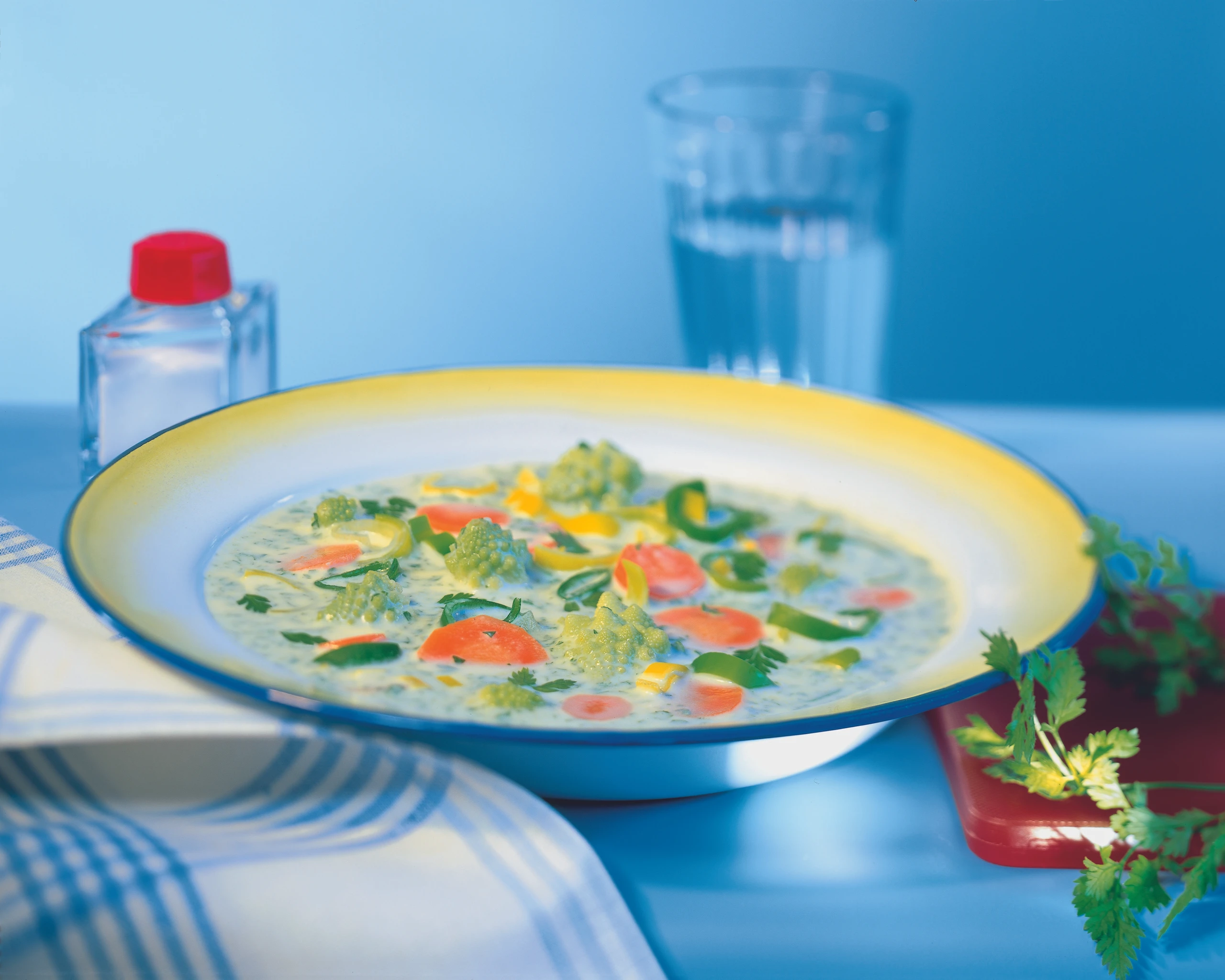 Kerbelsuppe mit jungem Gemüse