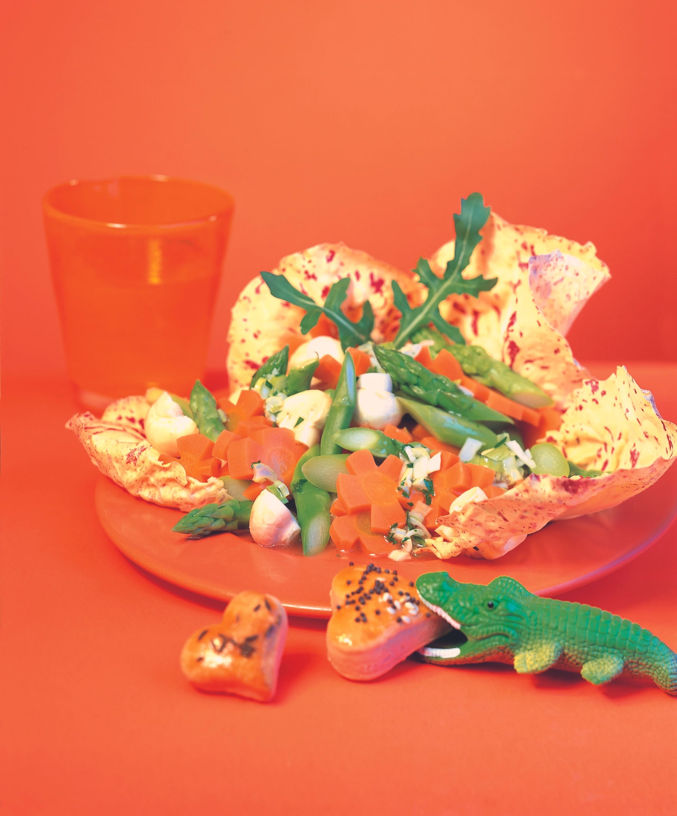 Gemüsesalat im grünen Nest