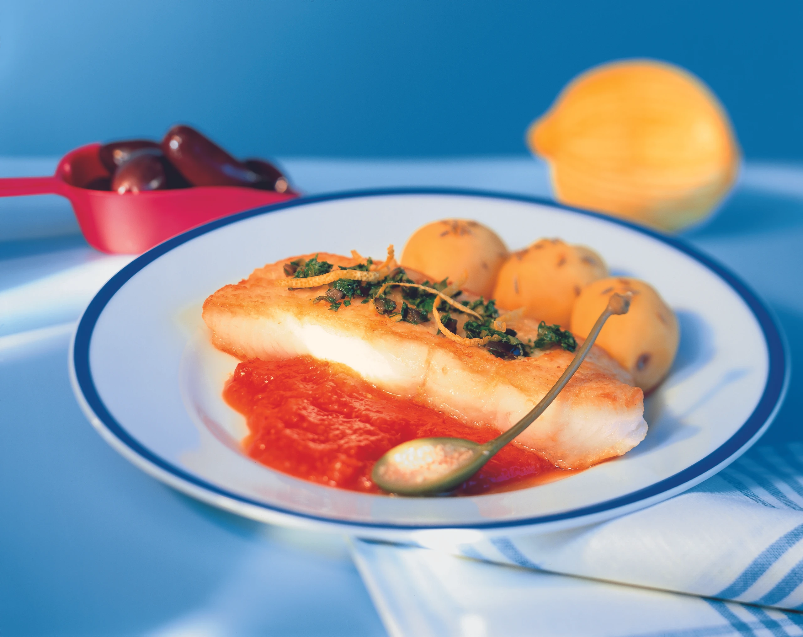 Andalusisches Fischfilet mit Gemüsesauce und Olivensalsa