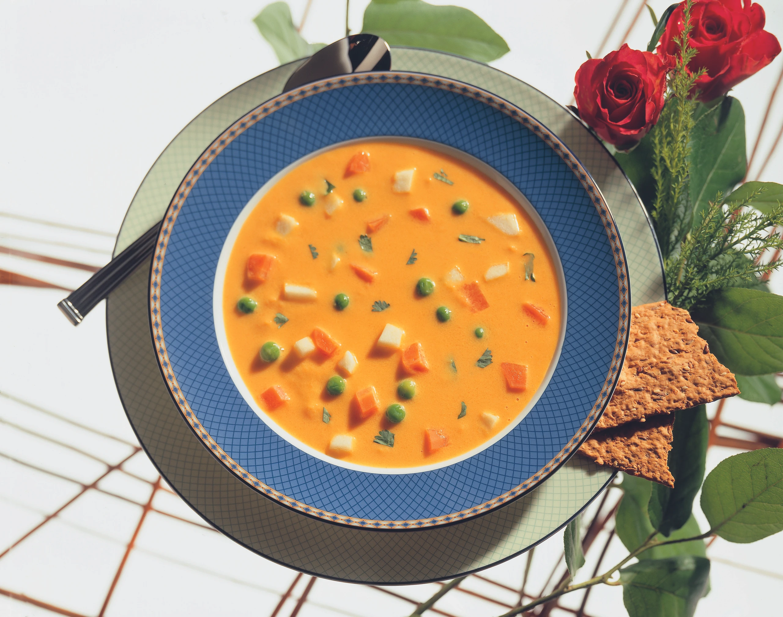 Karottensuppe mit Erbsen und Äpfeln