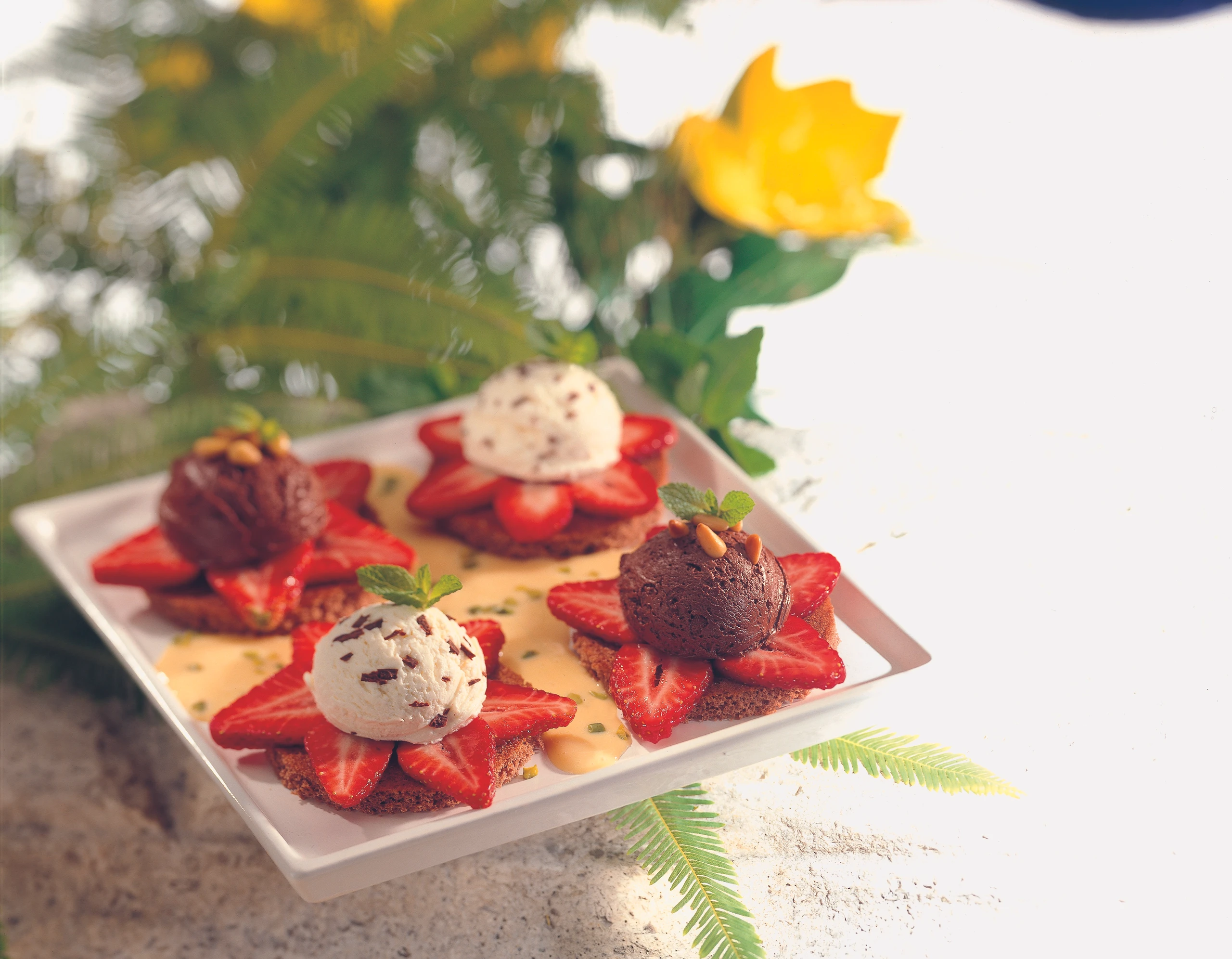 Eistörtchen mit Erdbeeren und Mandelsauce