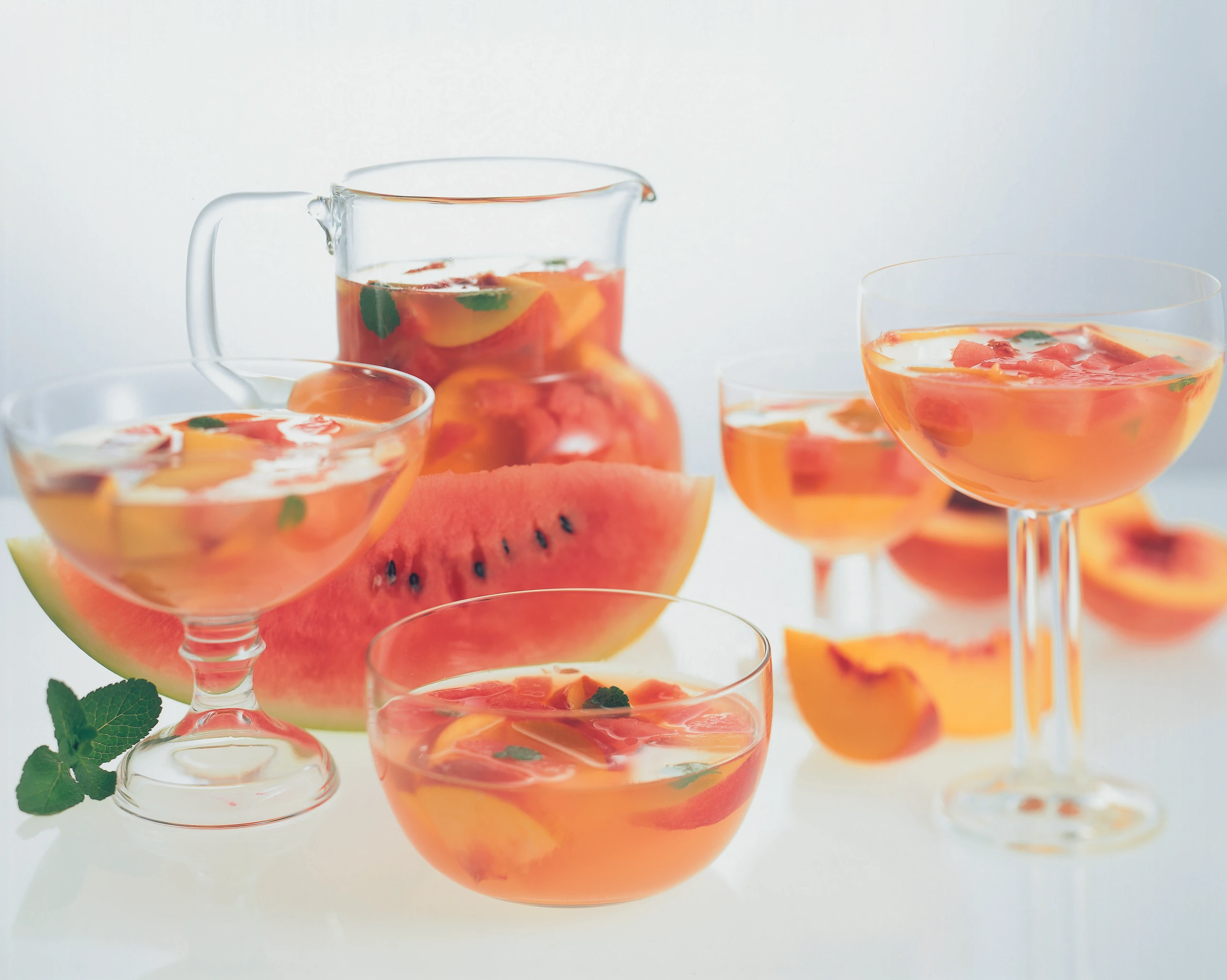 Pfirsichbowle mit Wassermelone