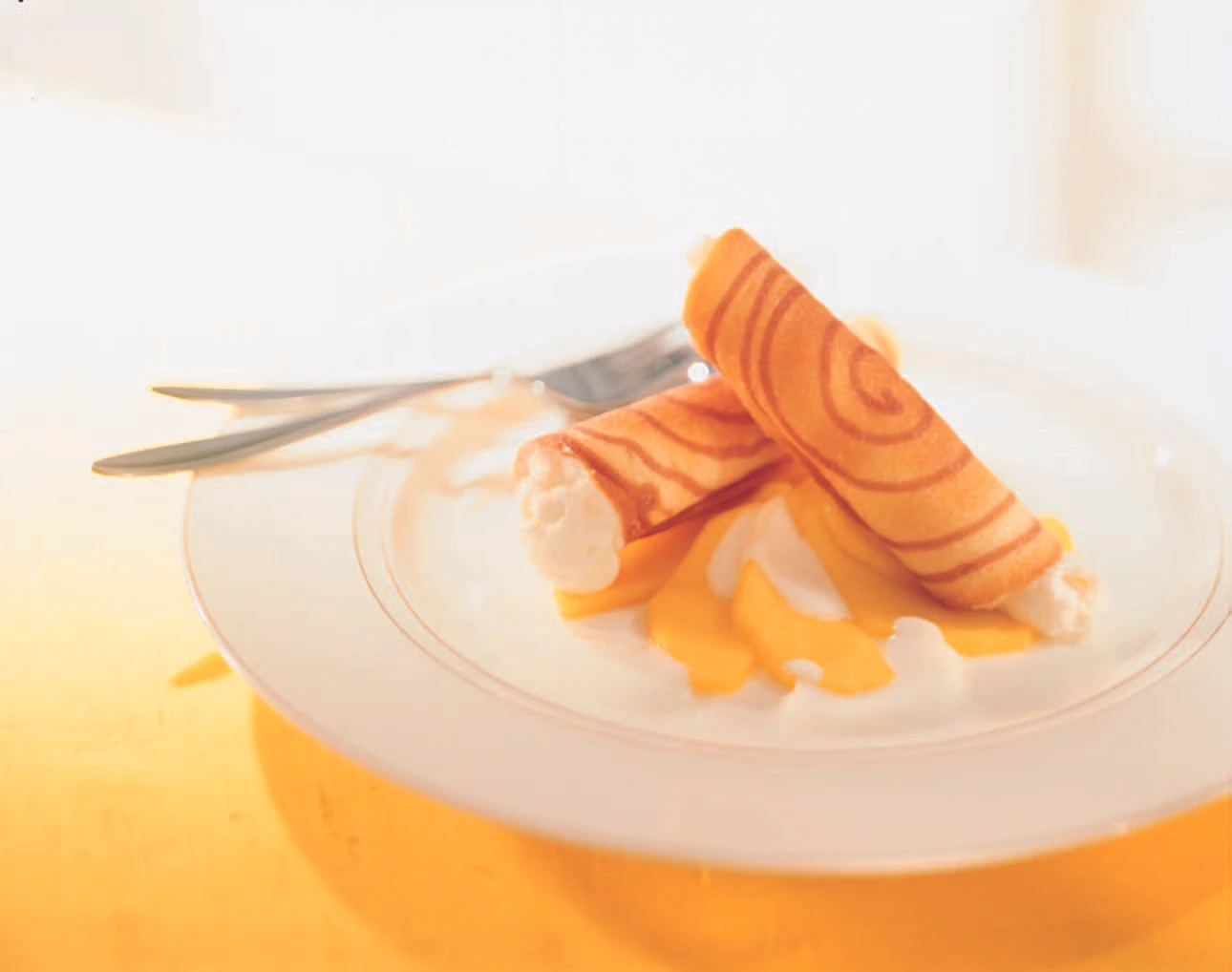 Hippenröllchen mit Waldmeistercreme und Mango