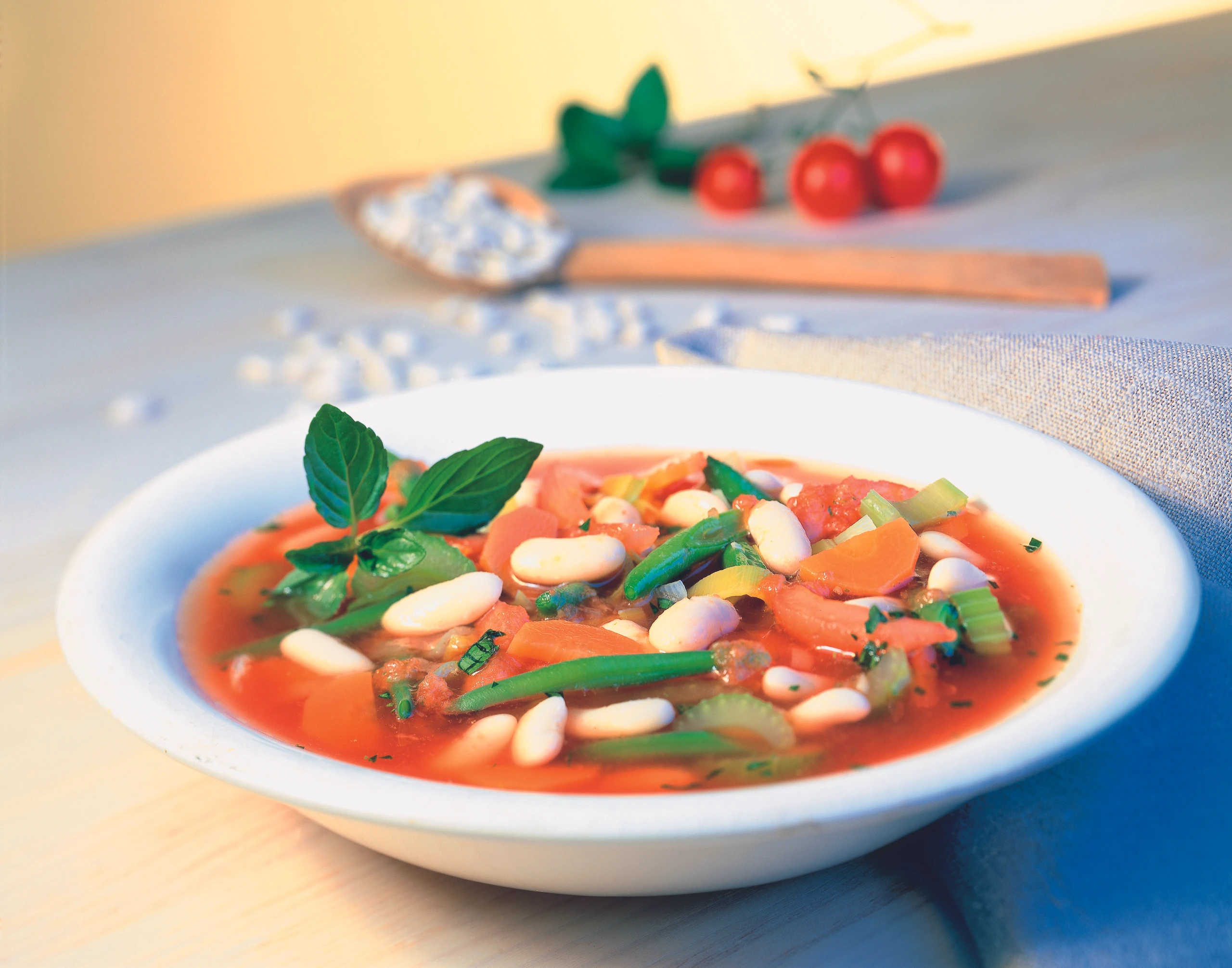 Minestrone mit weißen Bohnen und Fisolen