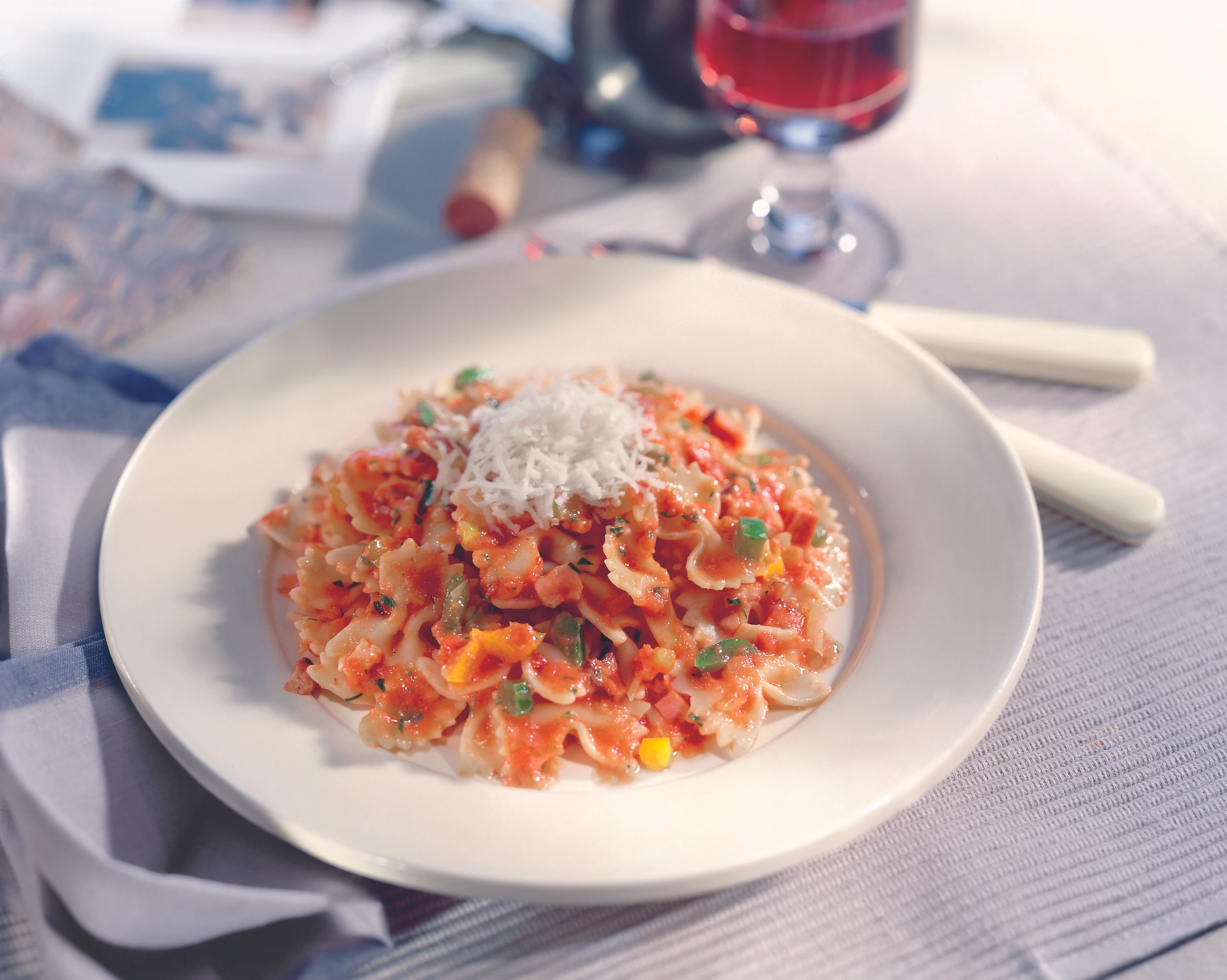 Farfalle mit Knoblauch, Paprika und Kräutern