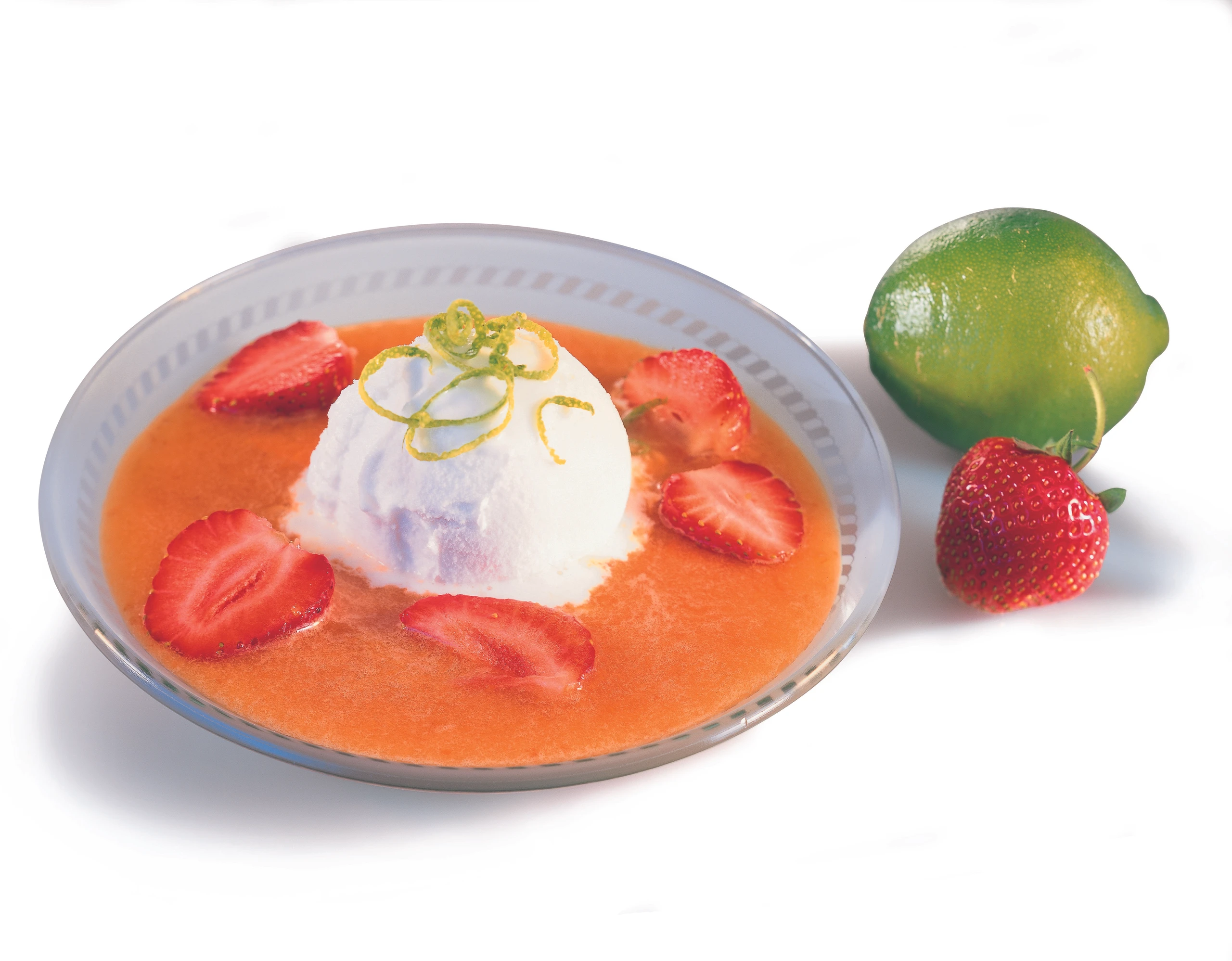 Joghurt-Limetten-Zimt-Eis mit Erdbeeren und Marillensauce