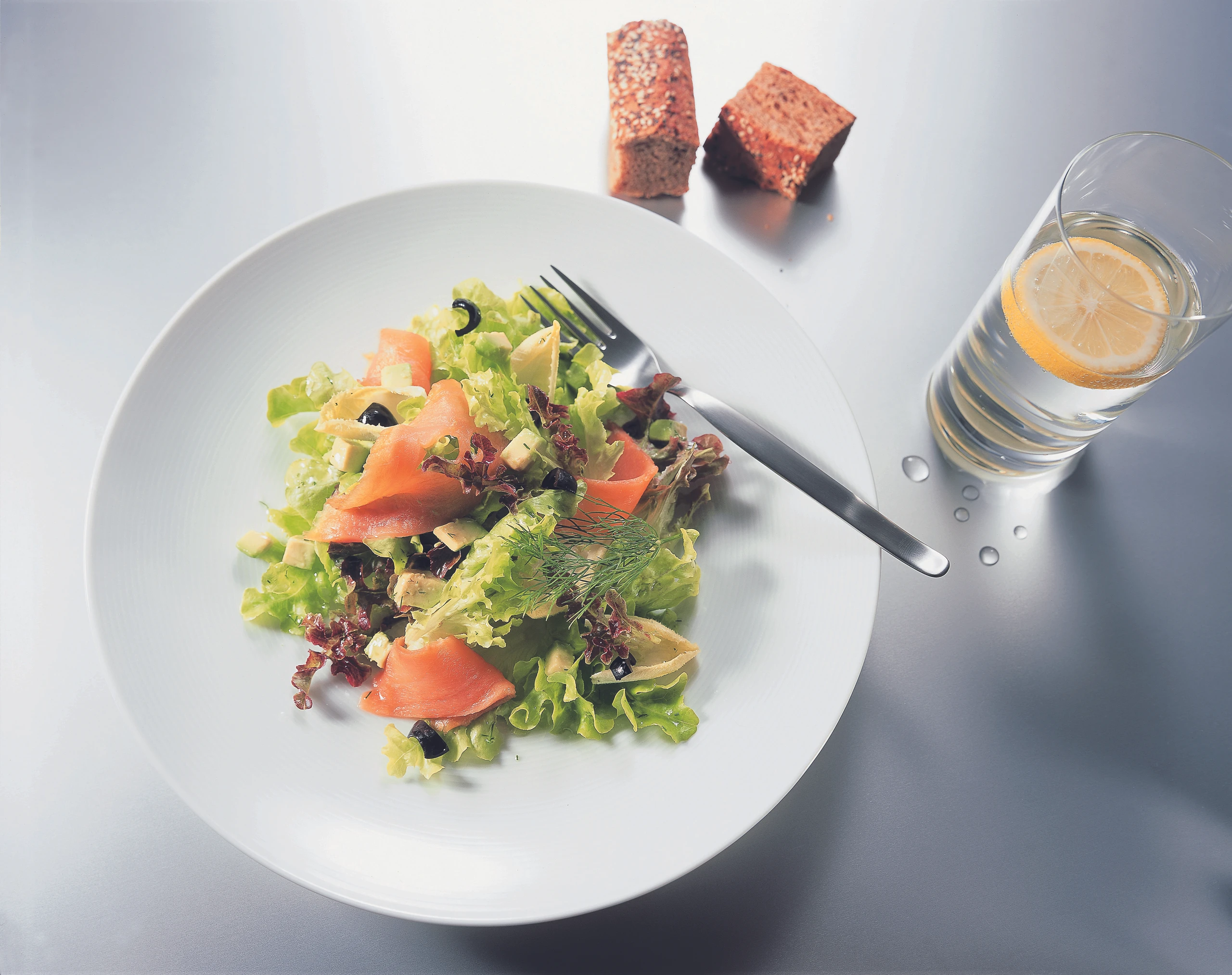 Herbstliche Blattsalate mit Räucherlachs und Avocados
