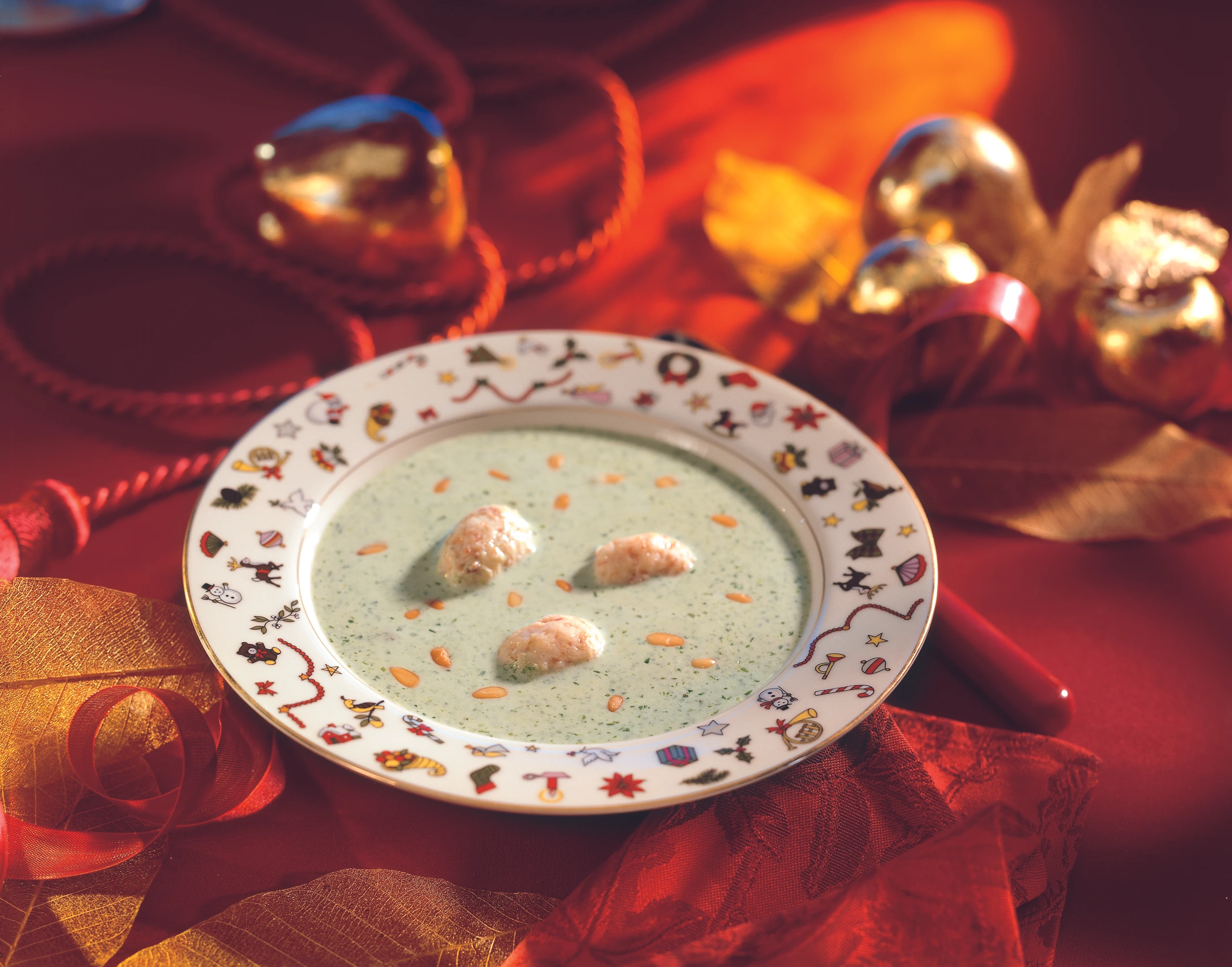 Vogerlsalatcremesuppe mit Schinkennockerln