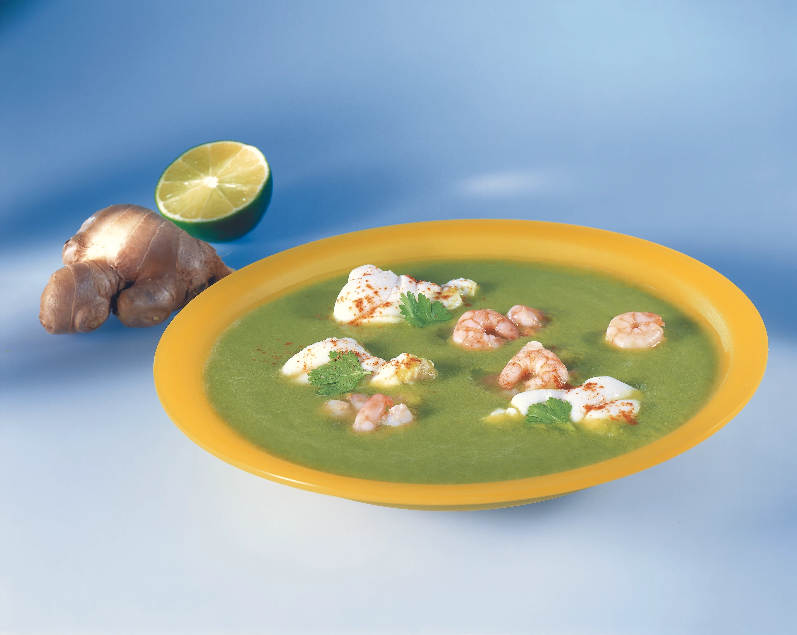 Grasgrüne Fischsuppe mit Limetten