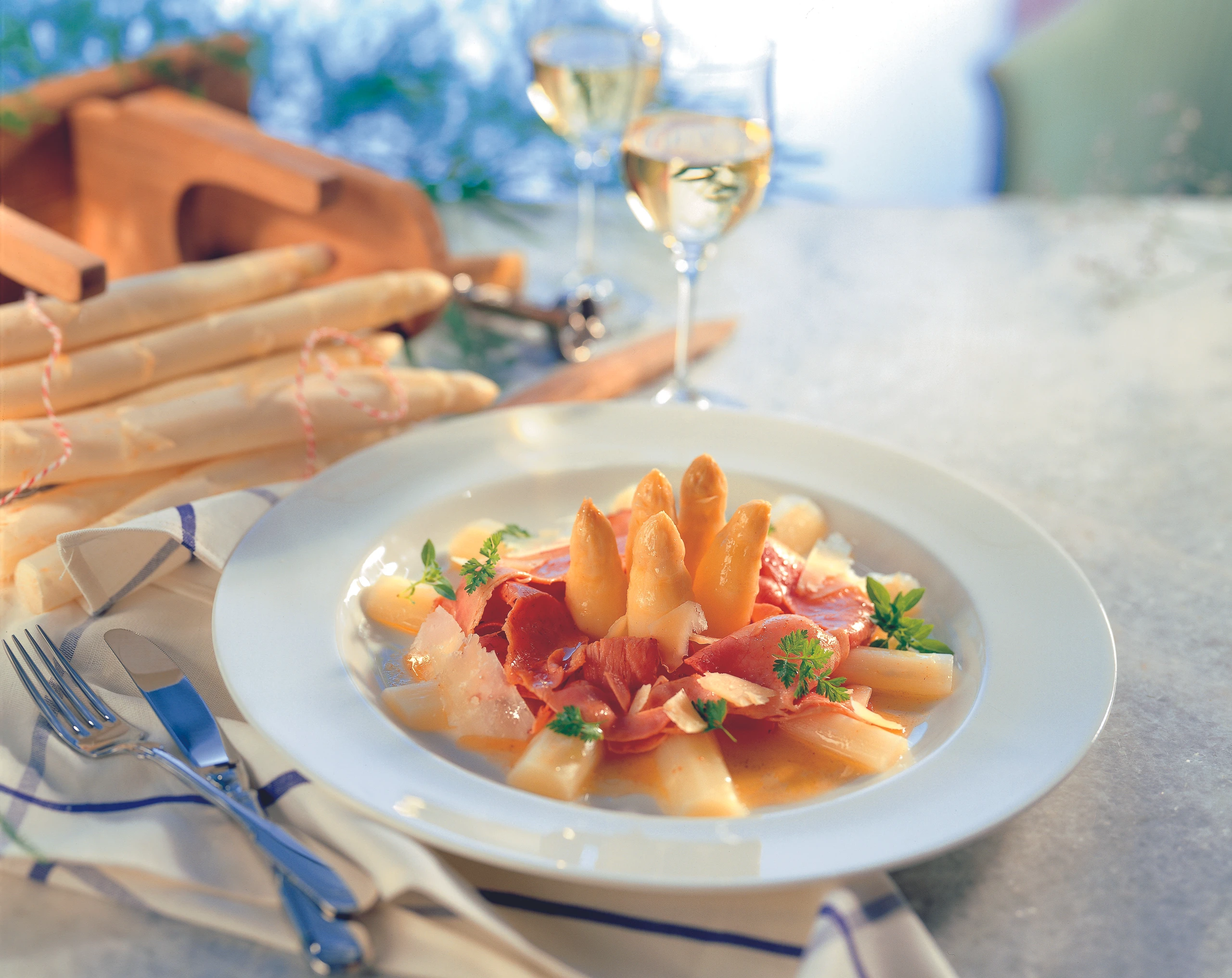 Solospargel mit gebratenem Beinschinken